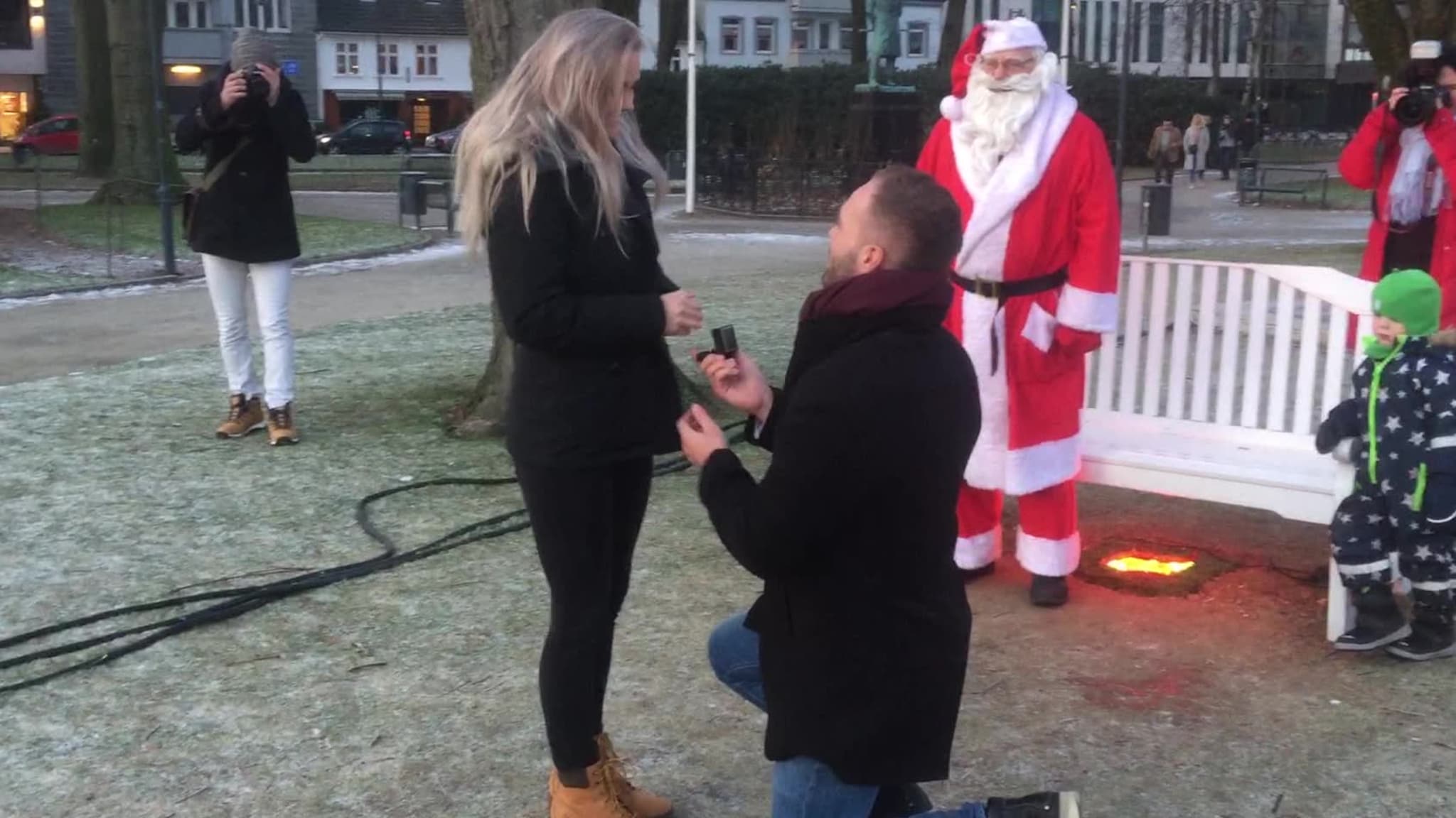 Her får Lars (27) hjelp hjelp av julenissen til å fri