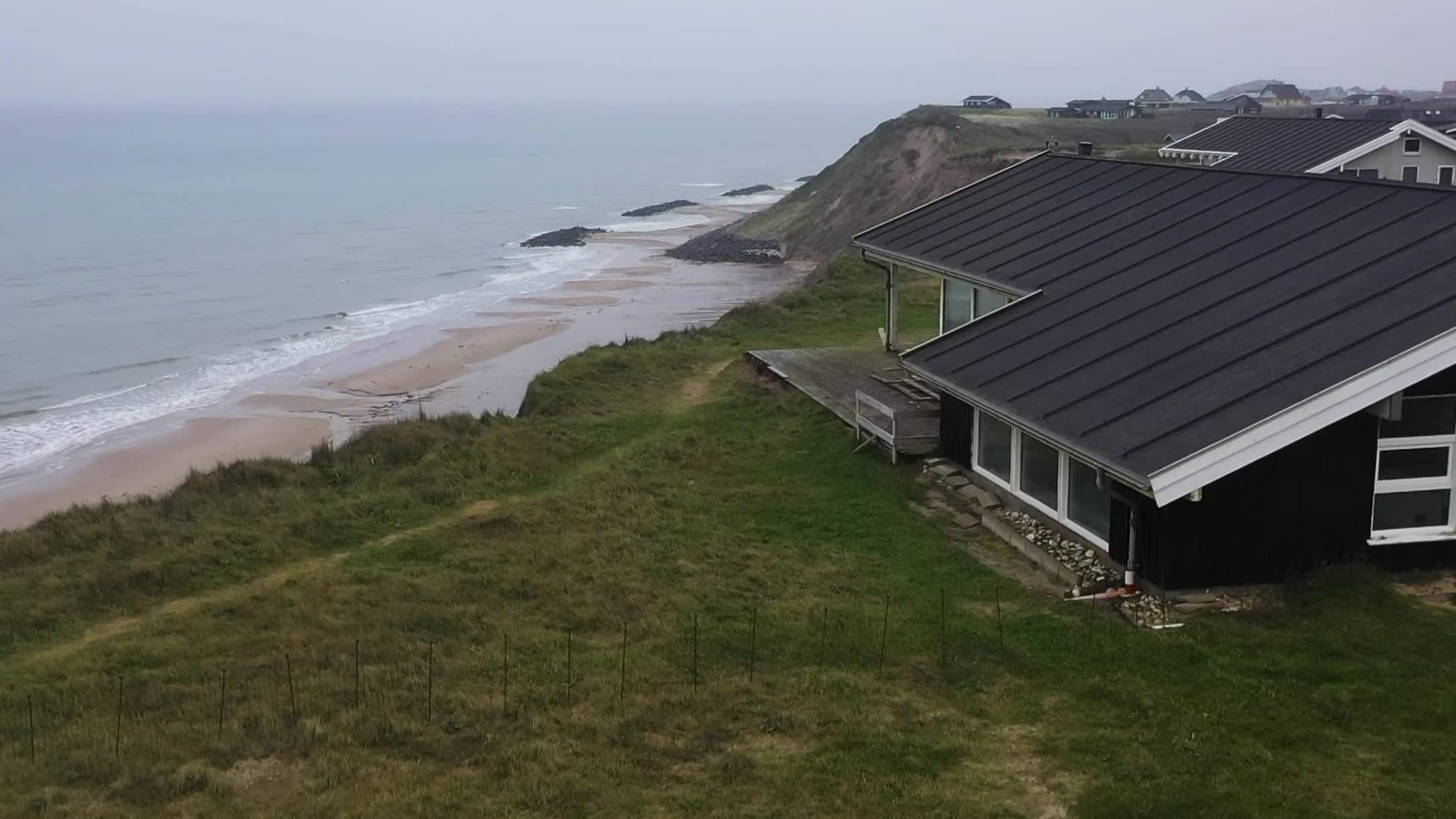 Sommerhus som forsvinner i havet
