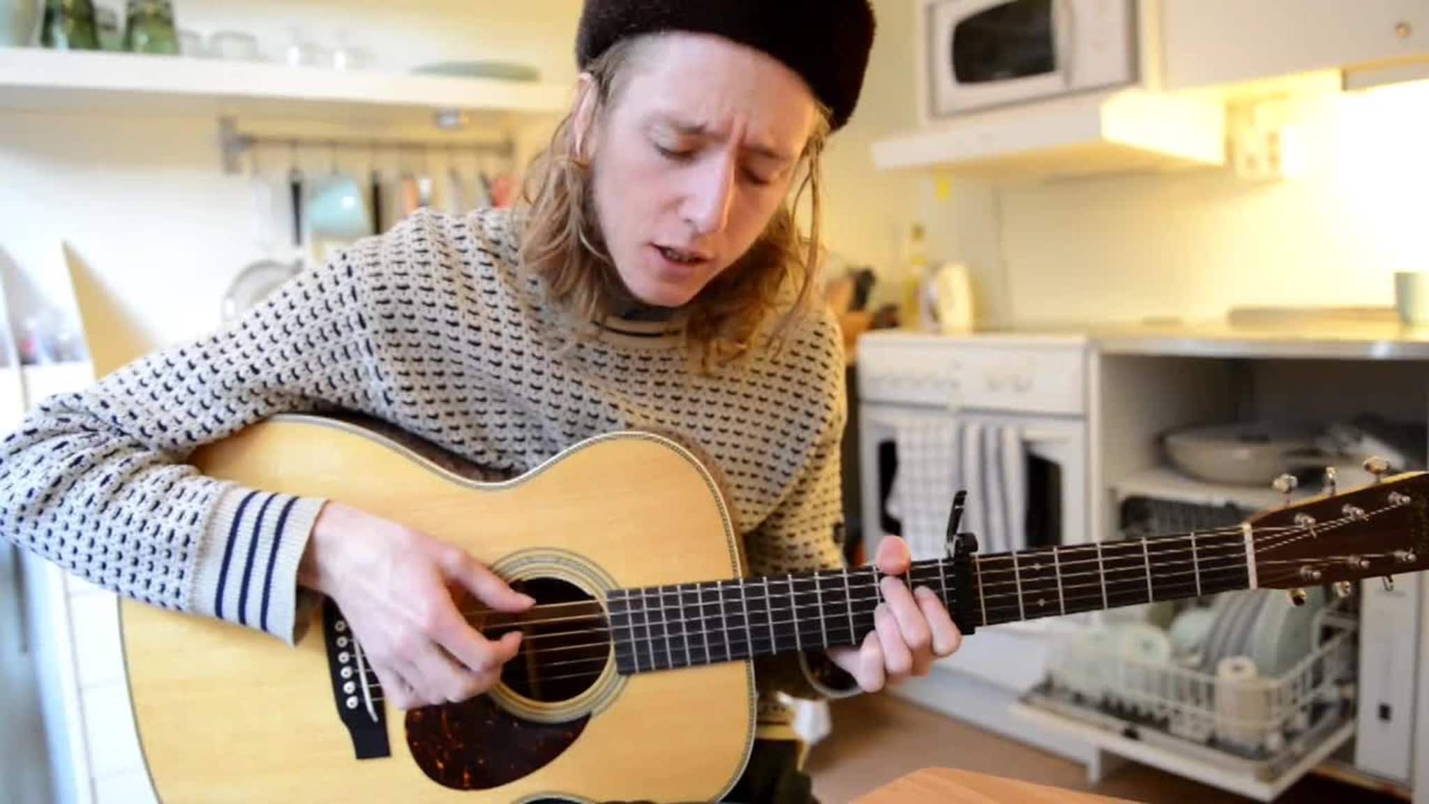 Jonas Alaska spiller "In the Morning" fra sin nye plate.