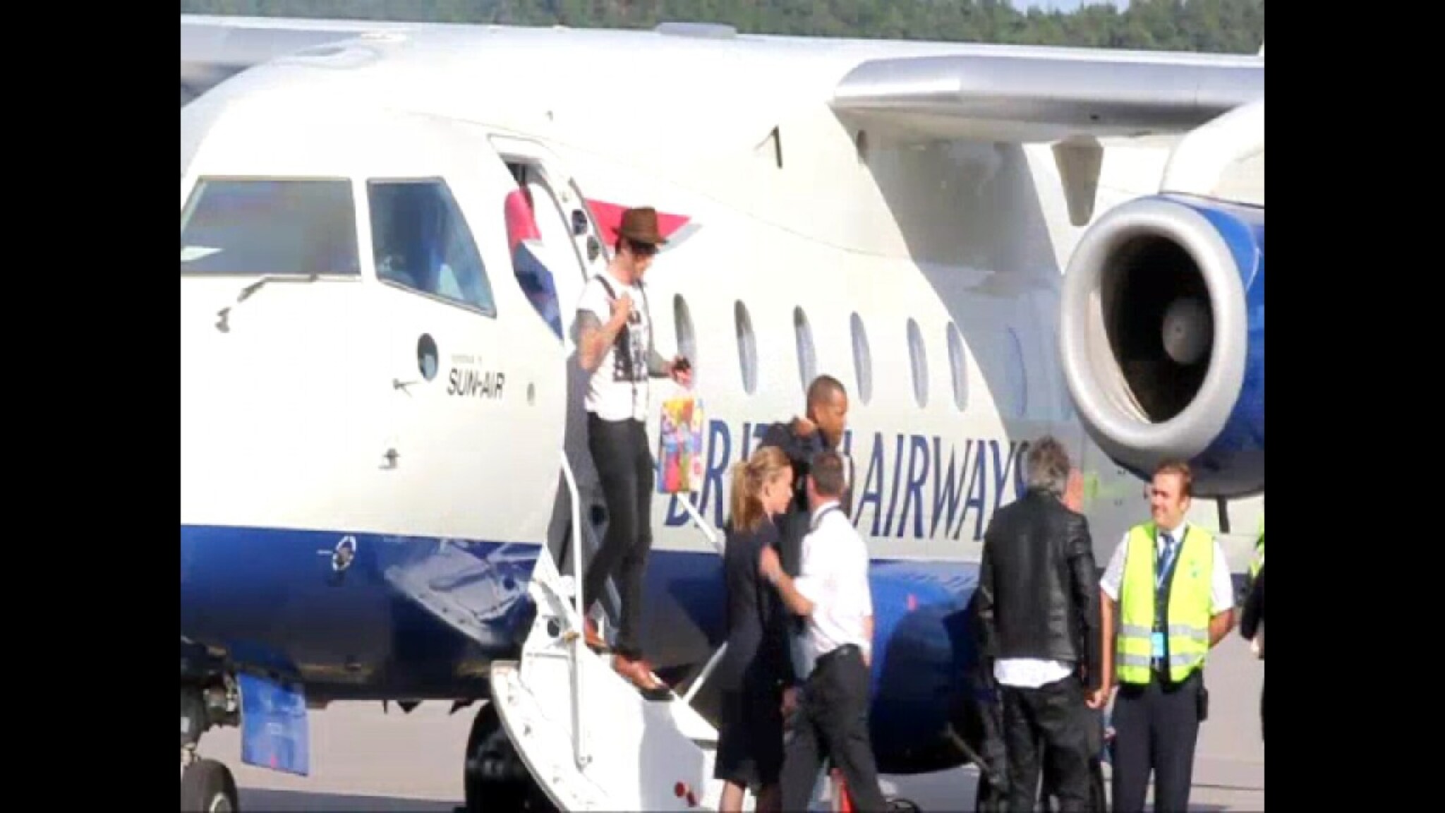 Her går Pink ut av flyet