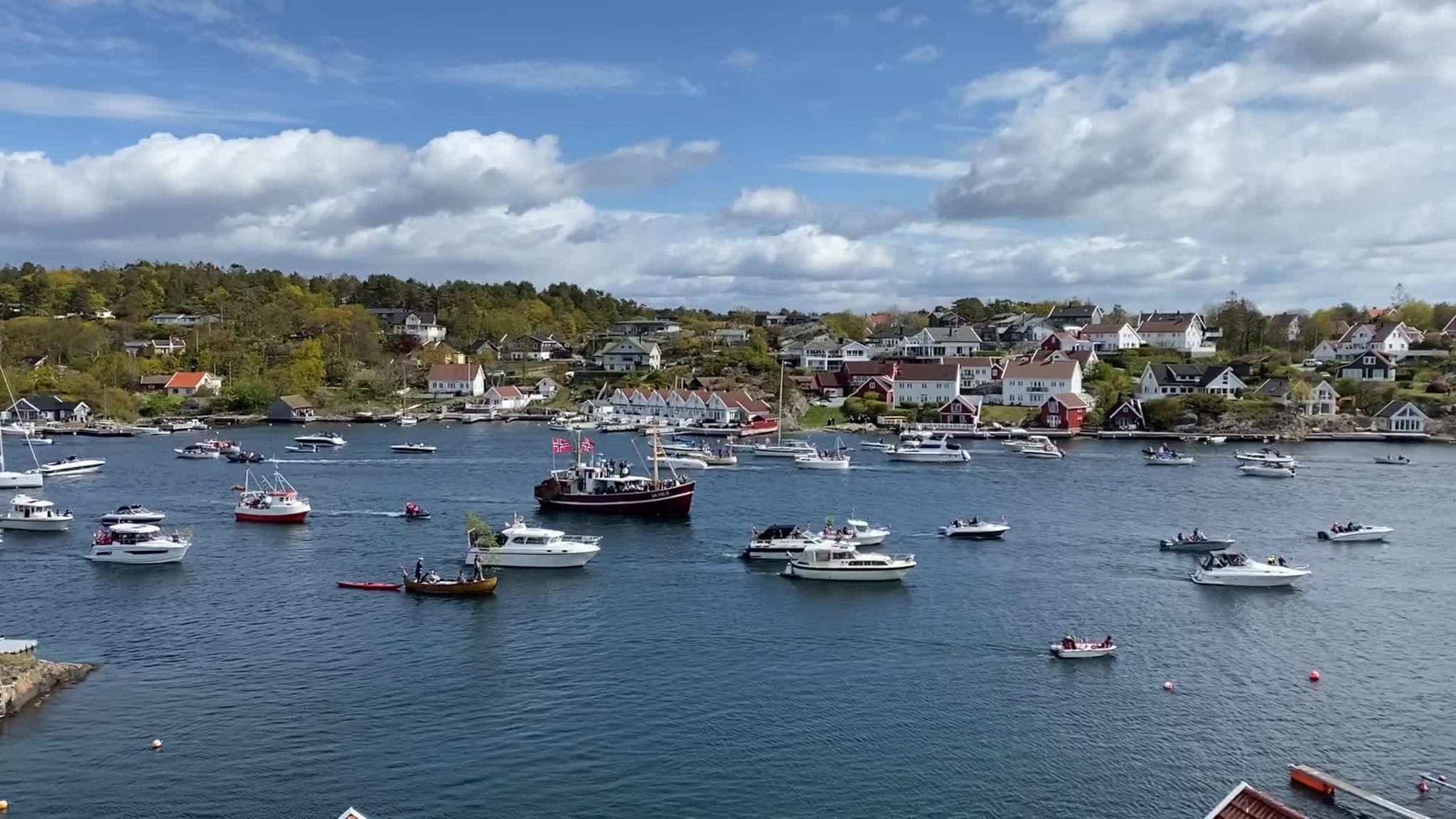 Båtkortesjen forbi Flekkerøy