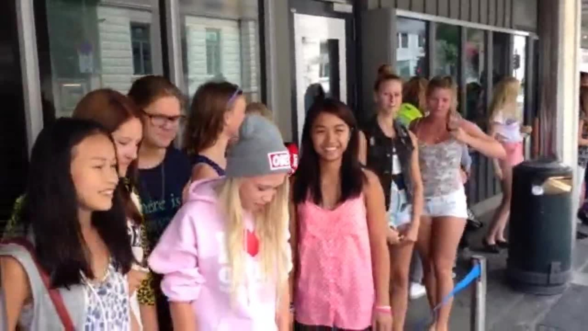 Stod fire timer i kinokø