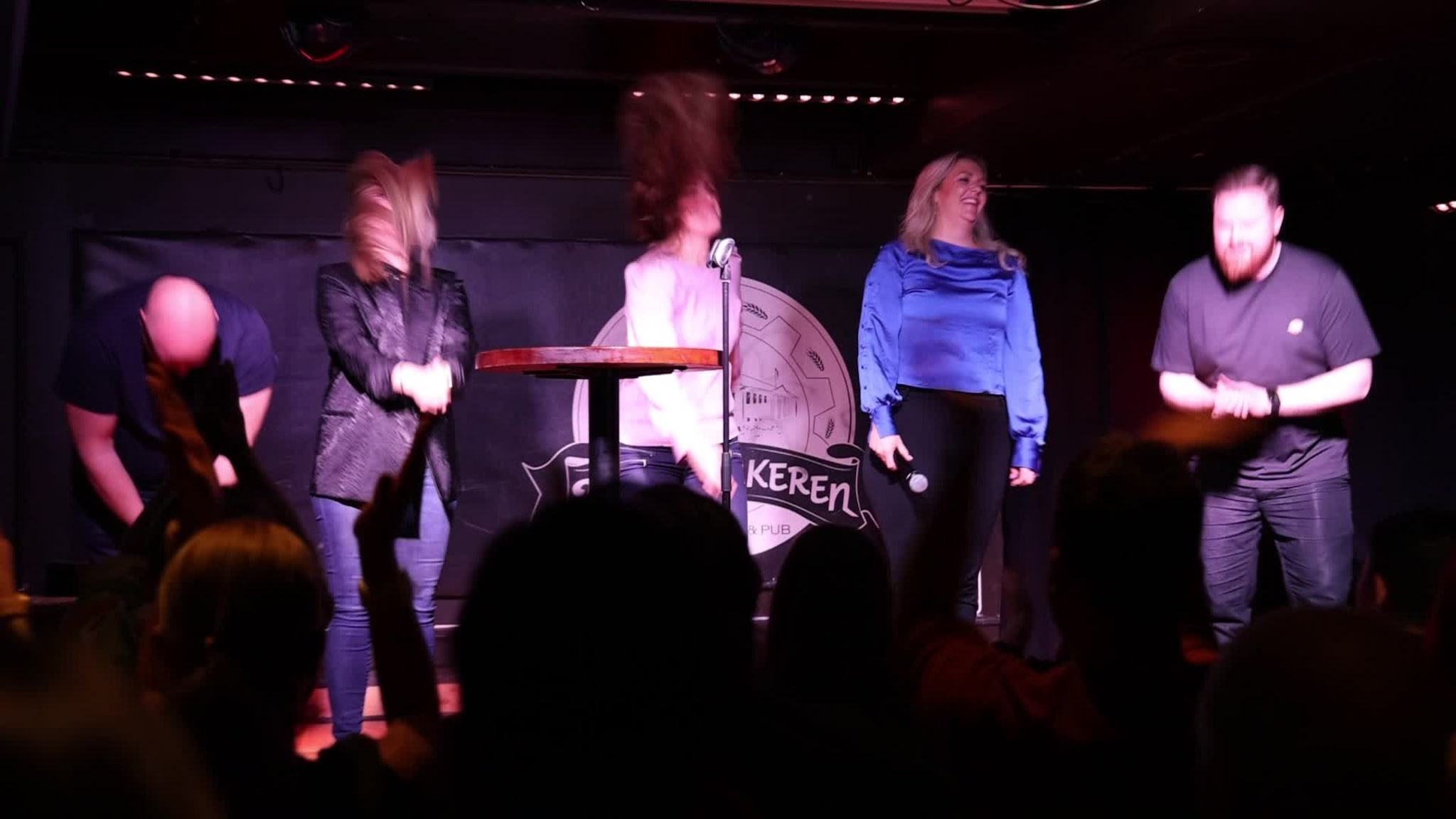 Standup line-upen.