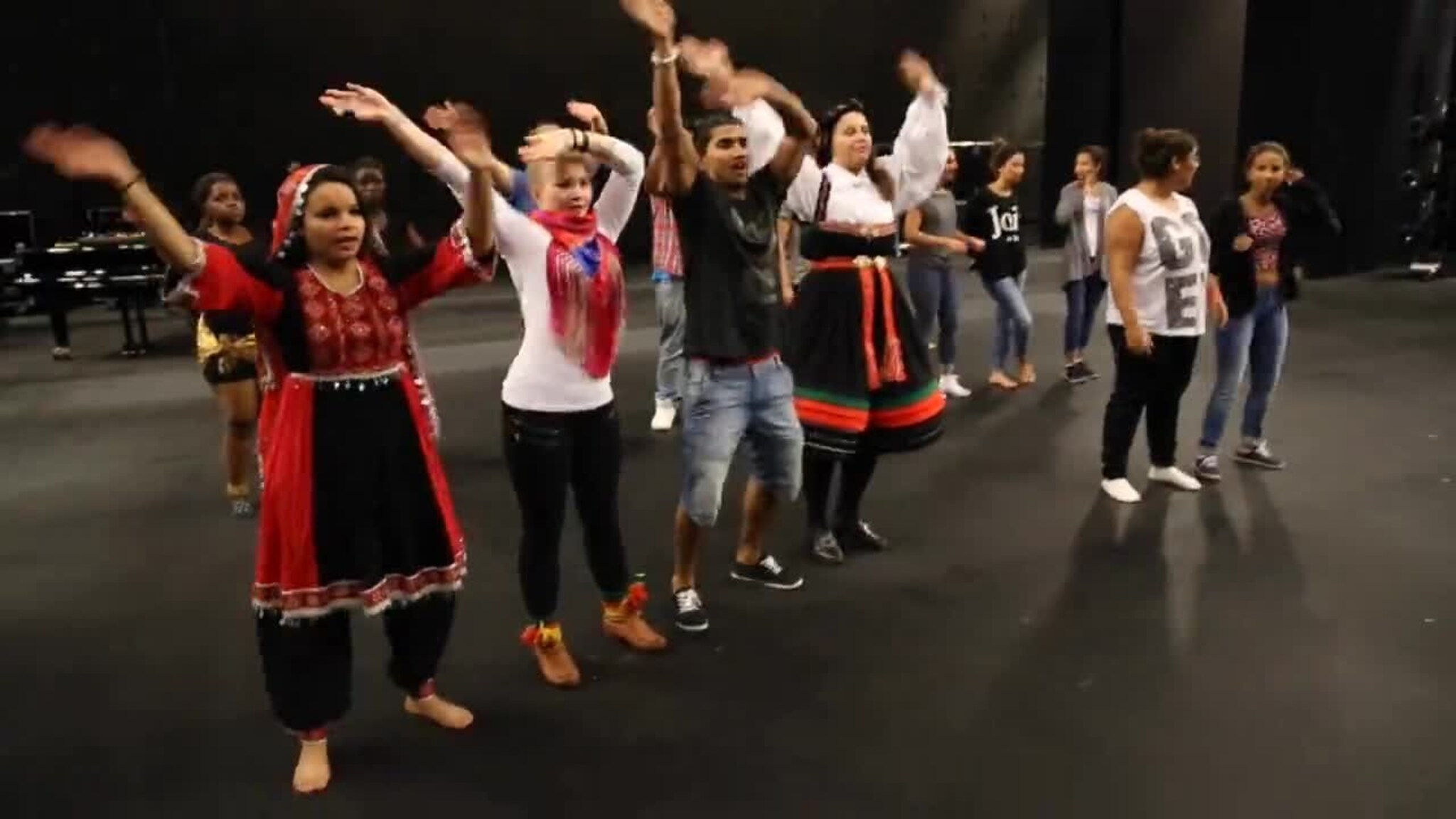 Samler en hel verden på scenen