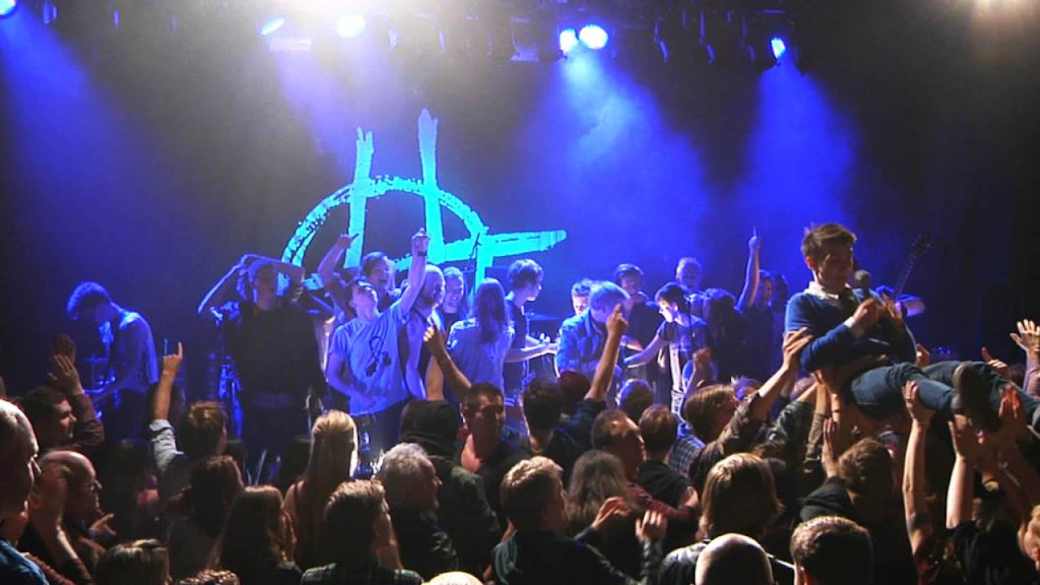 Her stormer publikum scenen