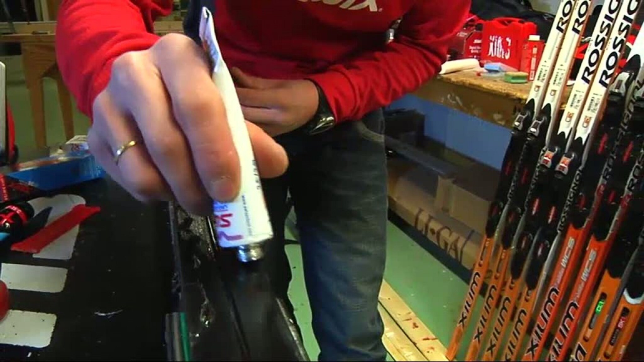 Slik legger du klister på skiene