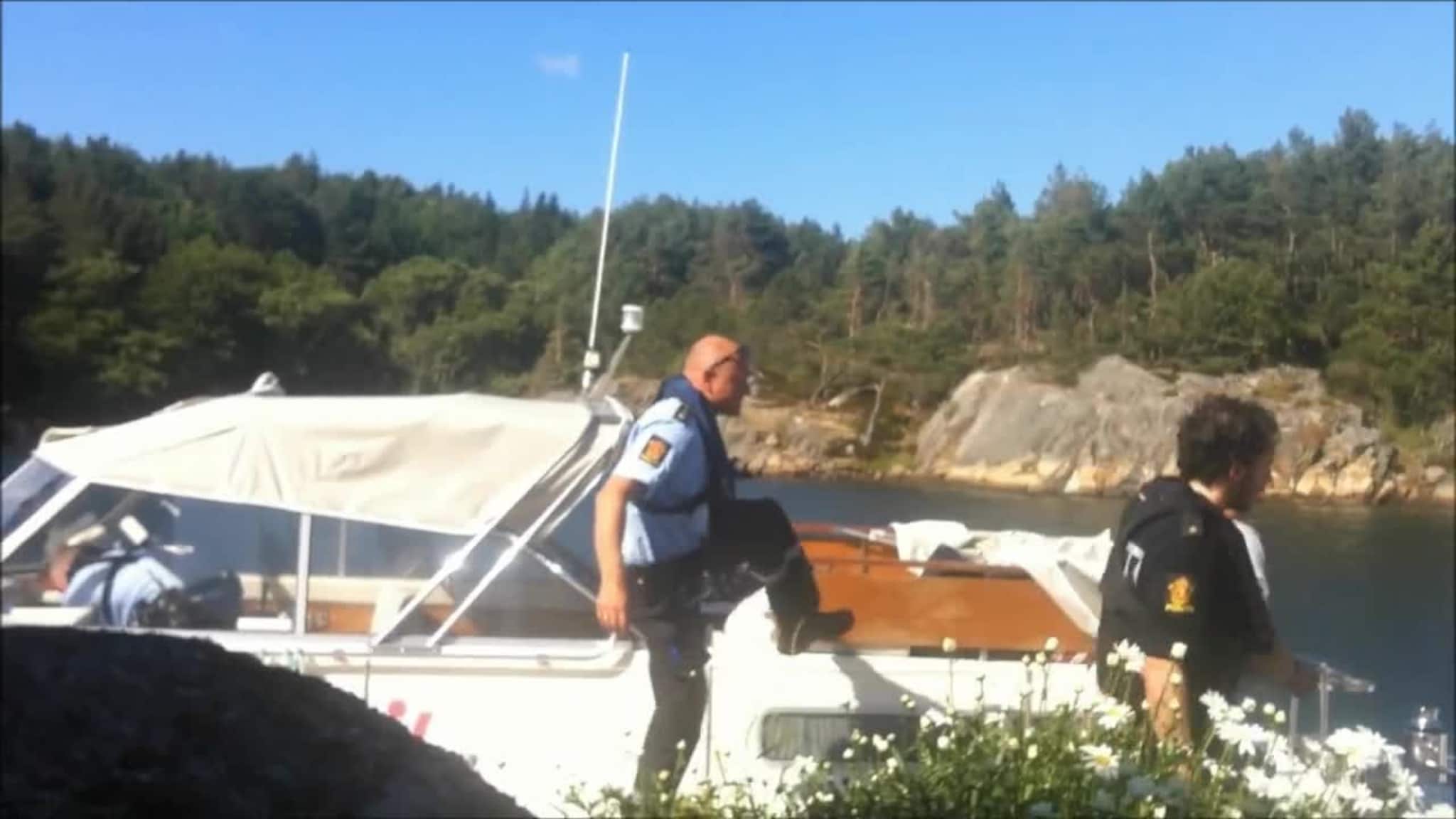 Her filmer eieren at politiet tar båttyvene med buksa nede
