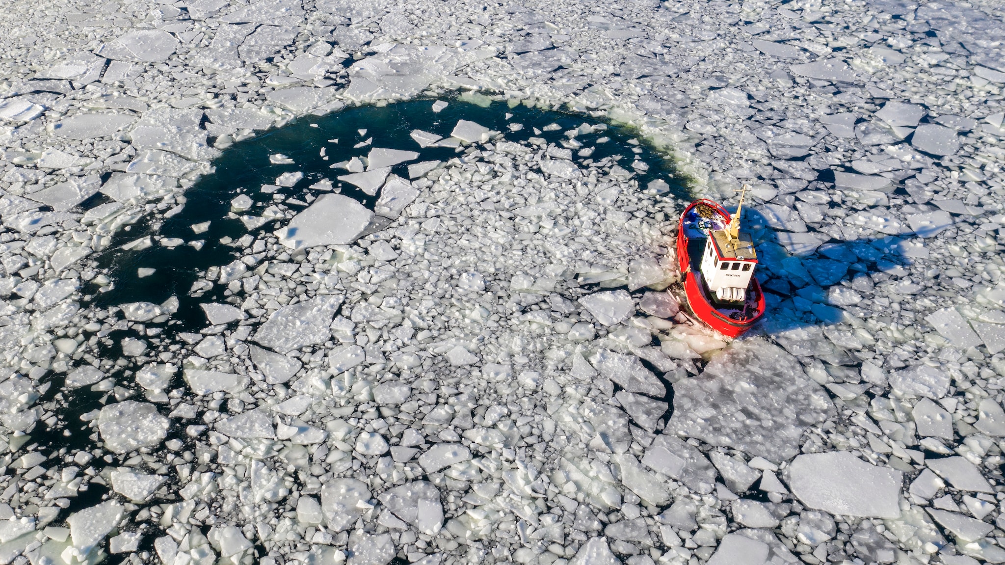 VIDEO: Se unik dronevideo av isbryteren "Bentsen" som kjemper mot isen på byfjorden