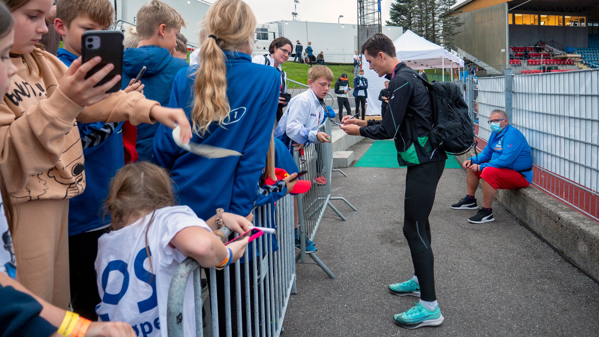 VIDEO: Lang kø for å sikre seg Jakob Ingebrigtsen-autograf