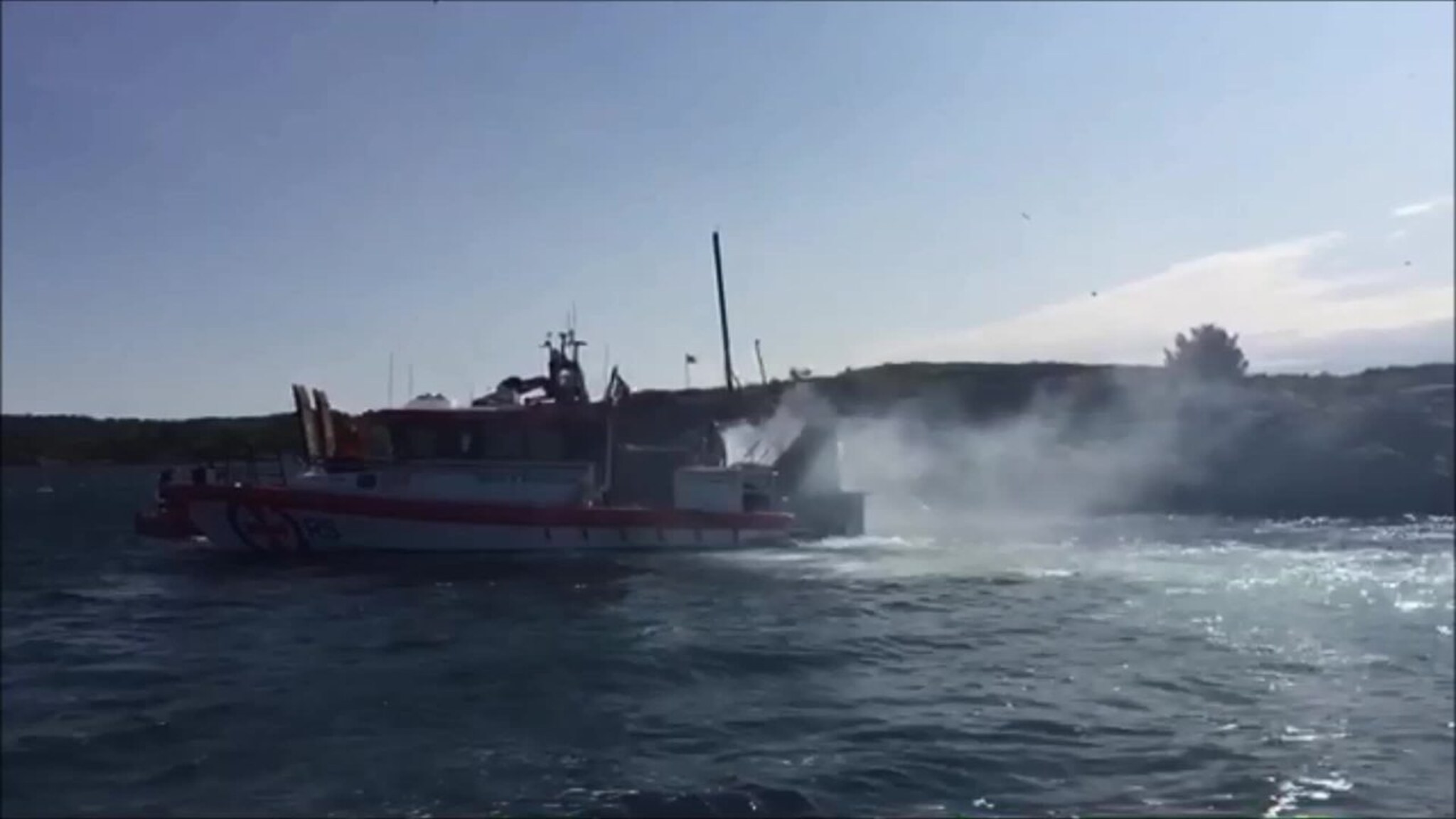 Her brenner det i båten
