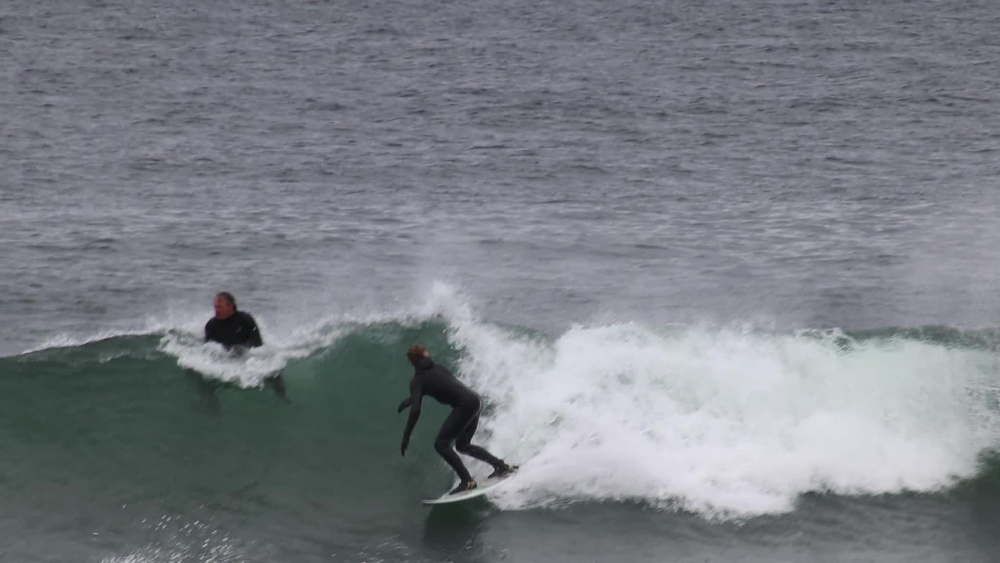 Mikael Brodscholl surfer på brettet sitt