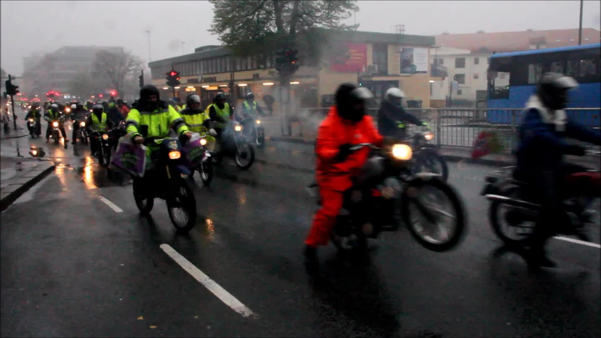 Sjekk den elleville mopedkortesjen gjennom Vestre Strandgate