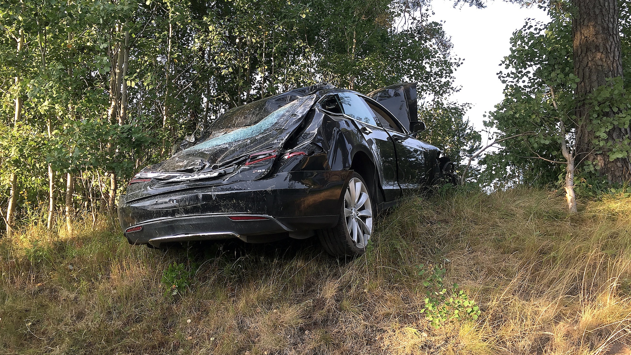 Far og barn kjørt til sykehus etter voldsom bilkrasj