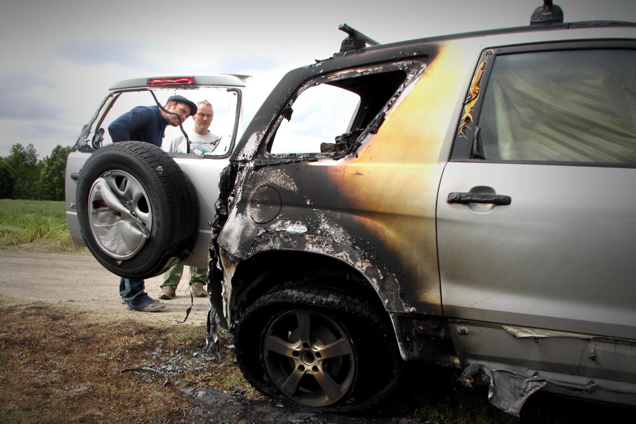 Hjalp til med å slukke brann - se hva som skjedde med bilen