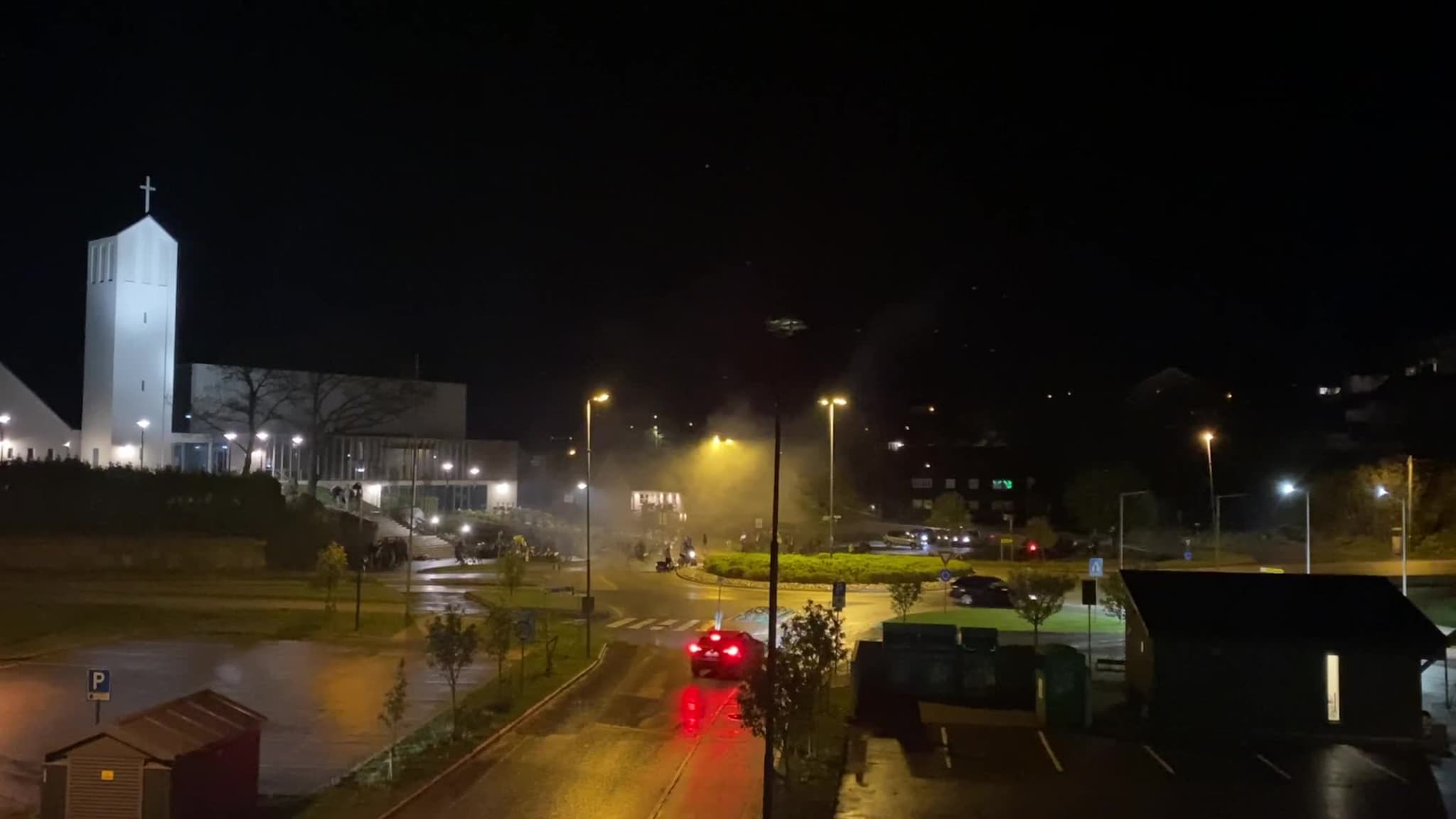 Se mopedene råne i rundkjøringa på Flekkerøy