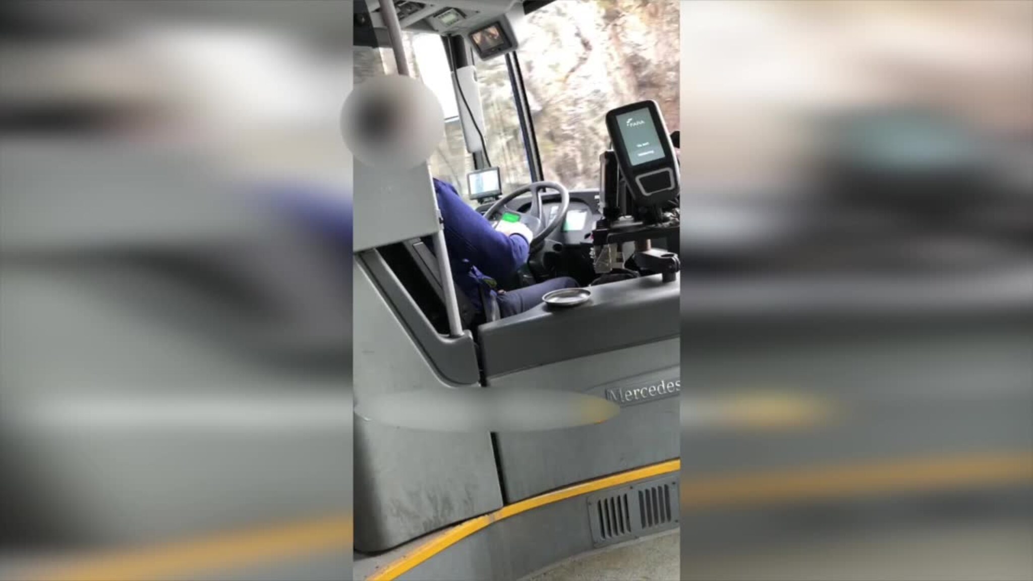 Her avslutter sjåføren samtalen med håndholdt mobil