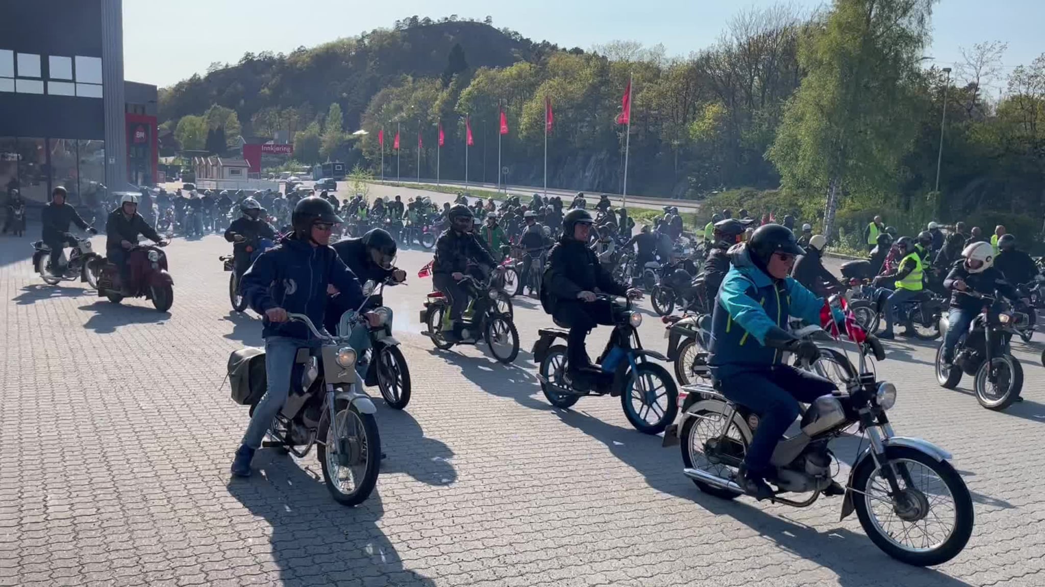 Sjekk den bølingen med mopeder!