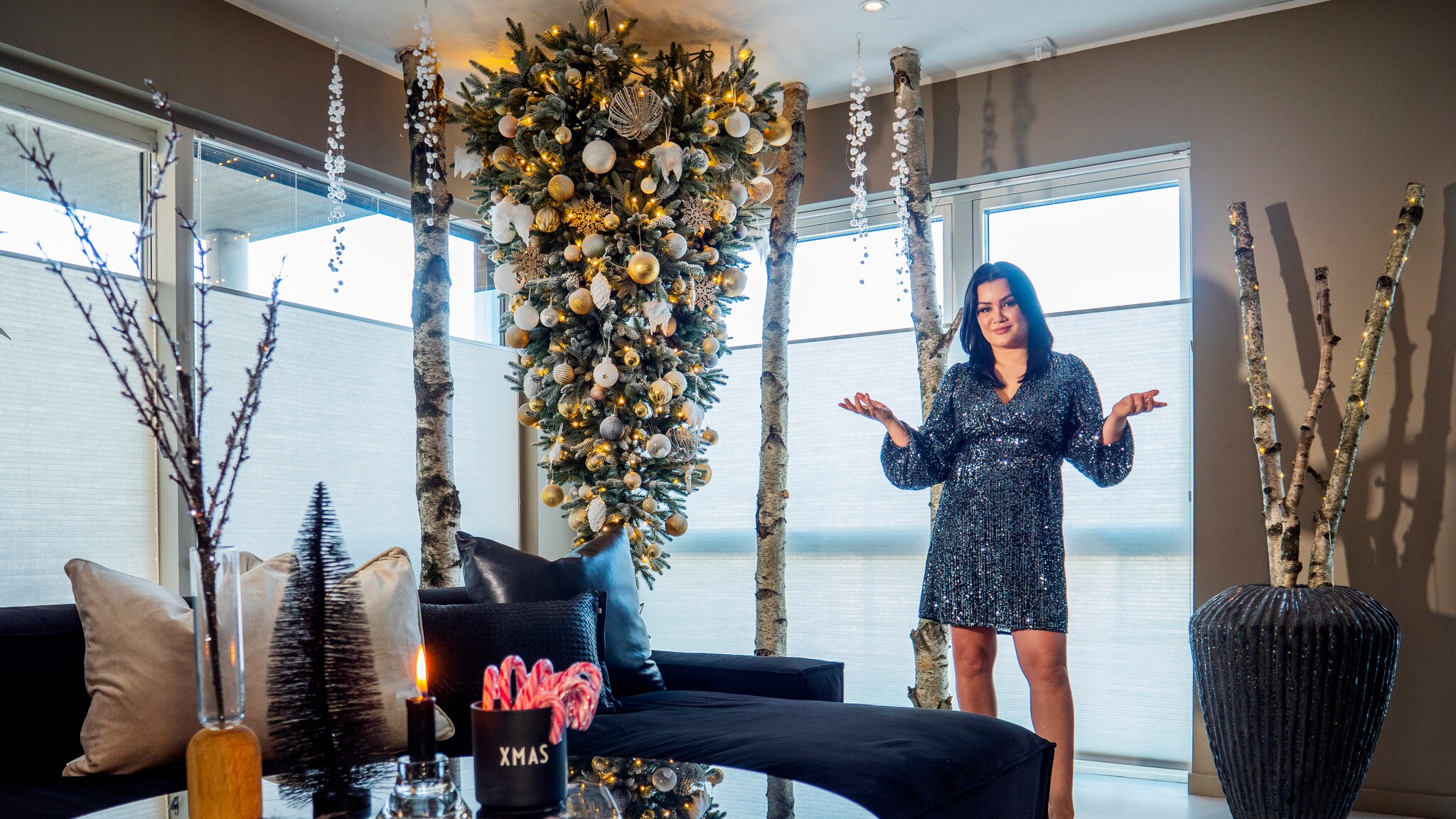 Se hvorfor Olivia har festet juletreet opp ned i taket