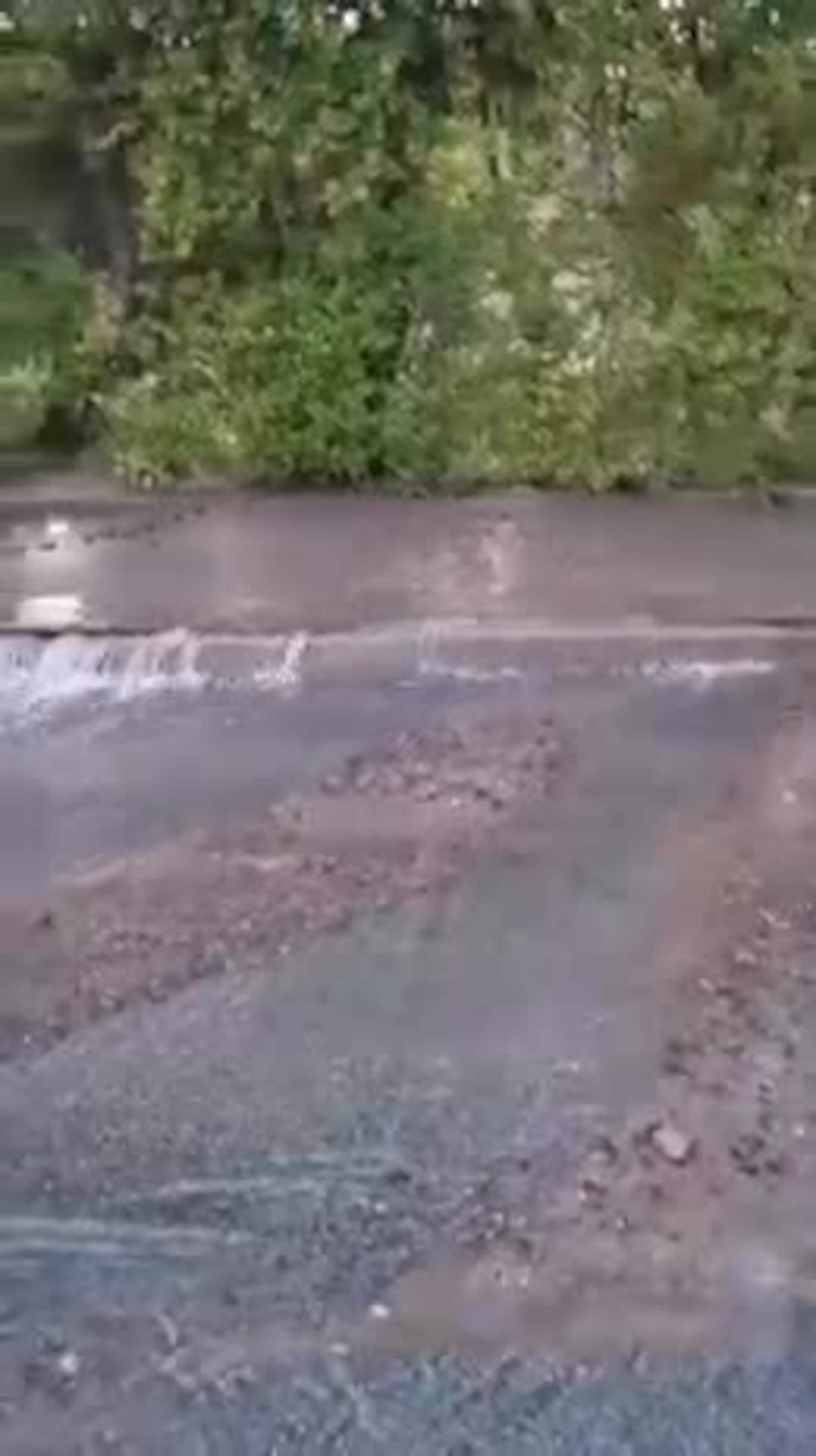 VIDEO: Her strømmer vannet ut fra det sprukne røret