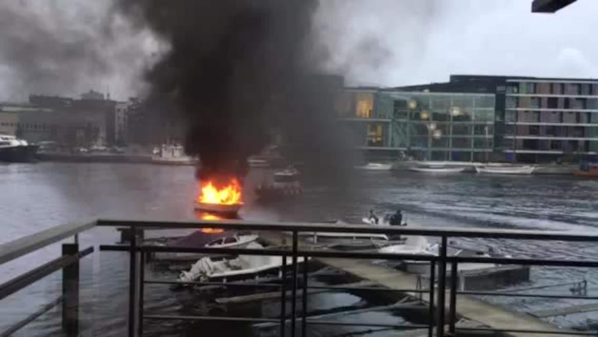 Båt i full fyr ved Høivold brygge