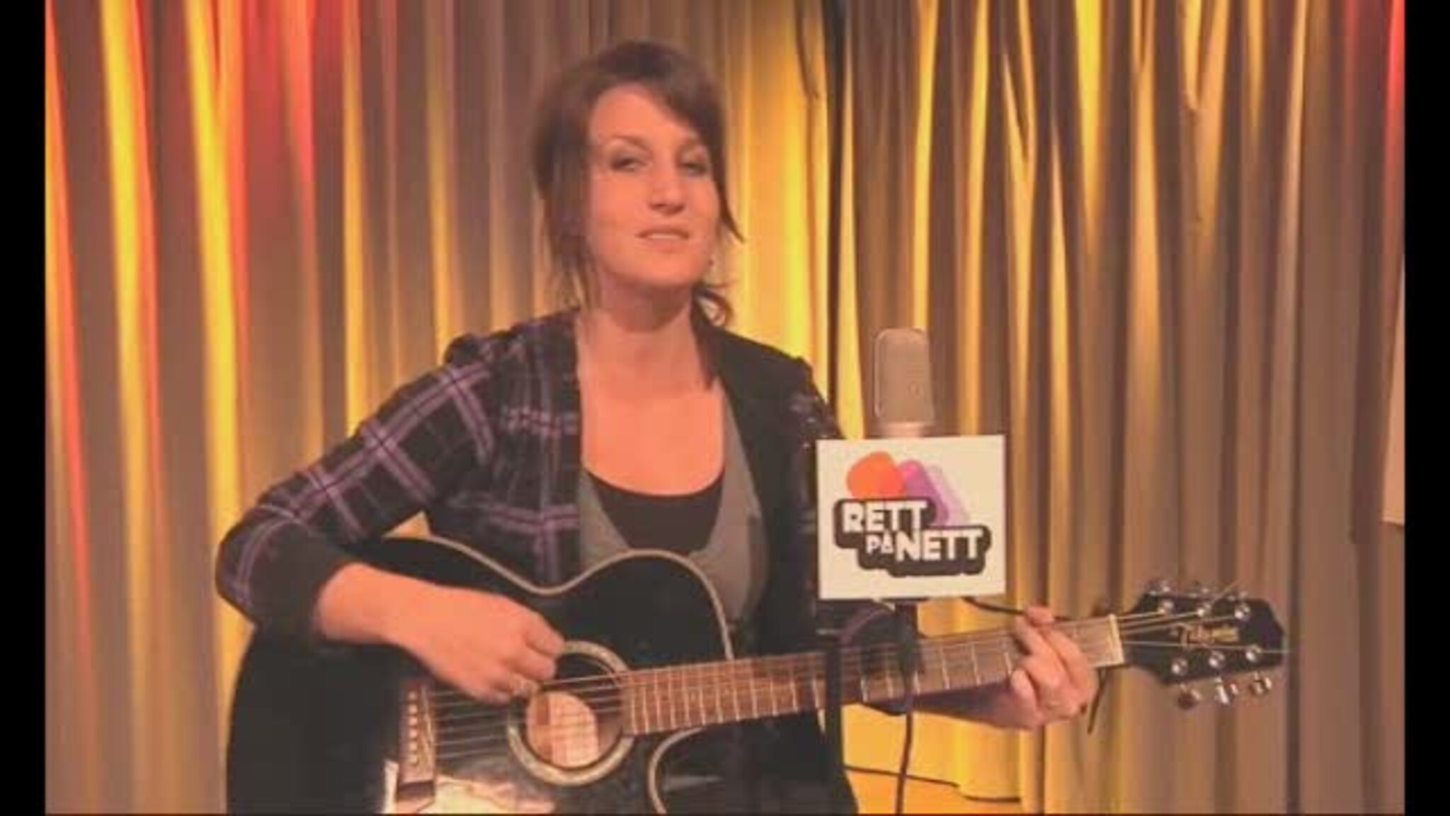 Silje Frøystad fremfører egen sang