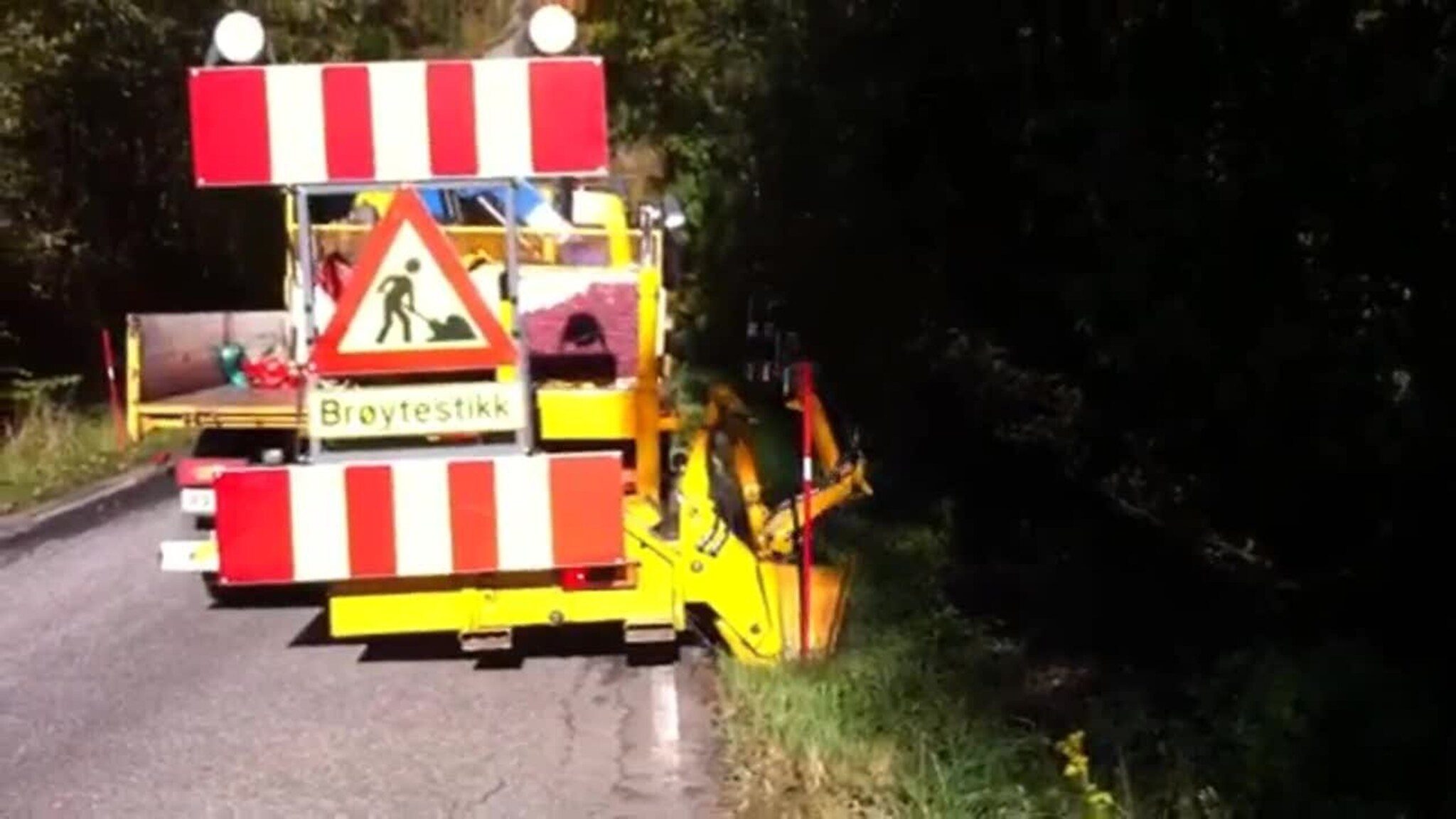 Her setter de stikkene langs veiene