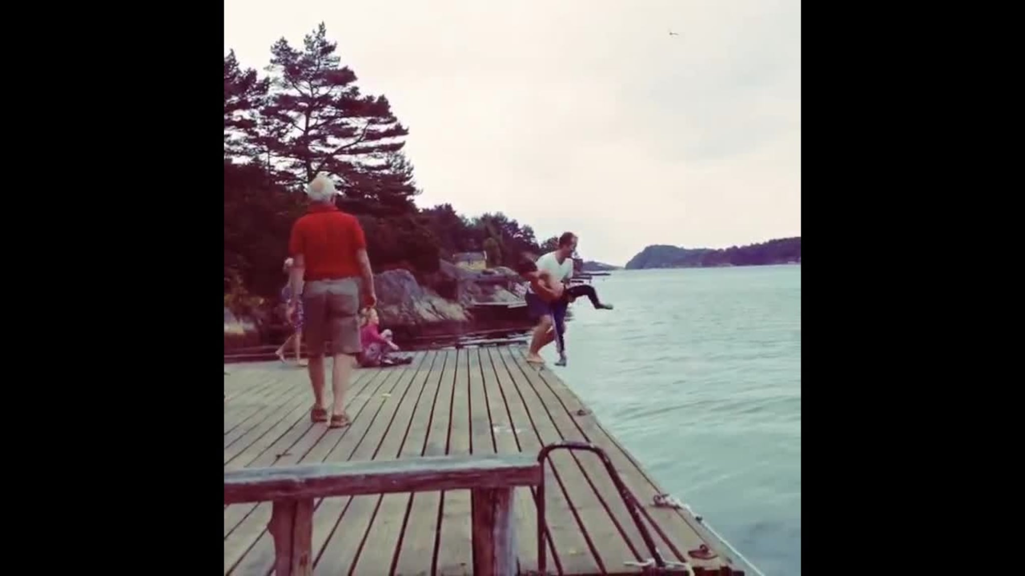 Her blir han kastet ut i vannet