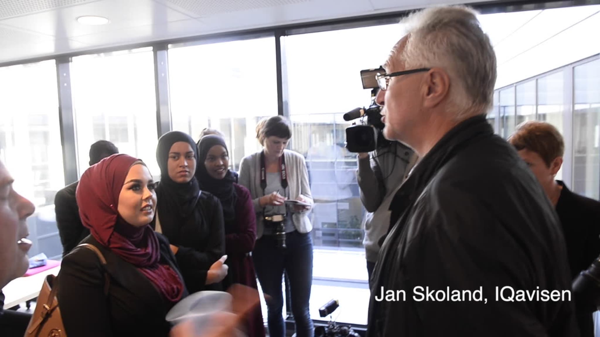 Høylydt diskusjon under hijab-rettssak