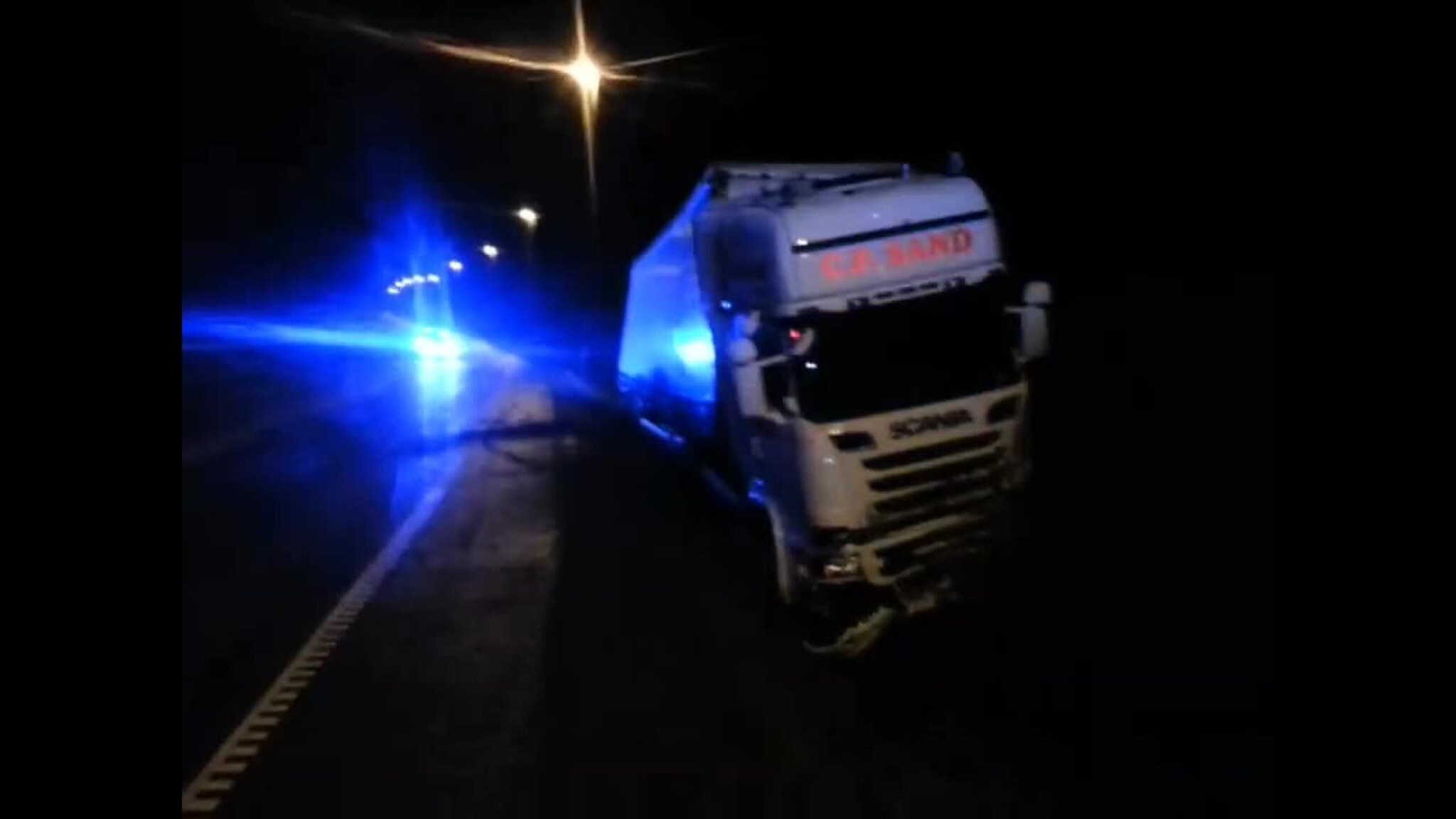 Trailer kjørte utfor E 18