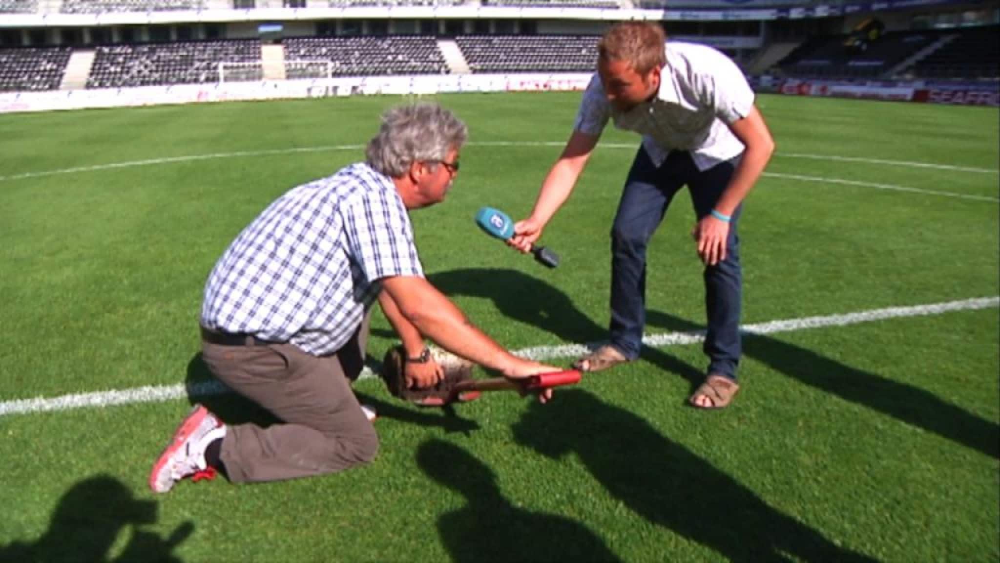 Her fjernes midtsirkelen på Sør Arena