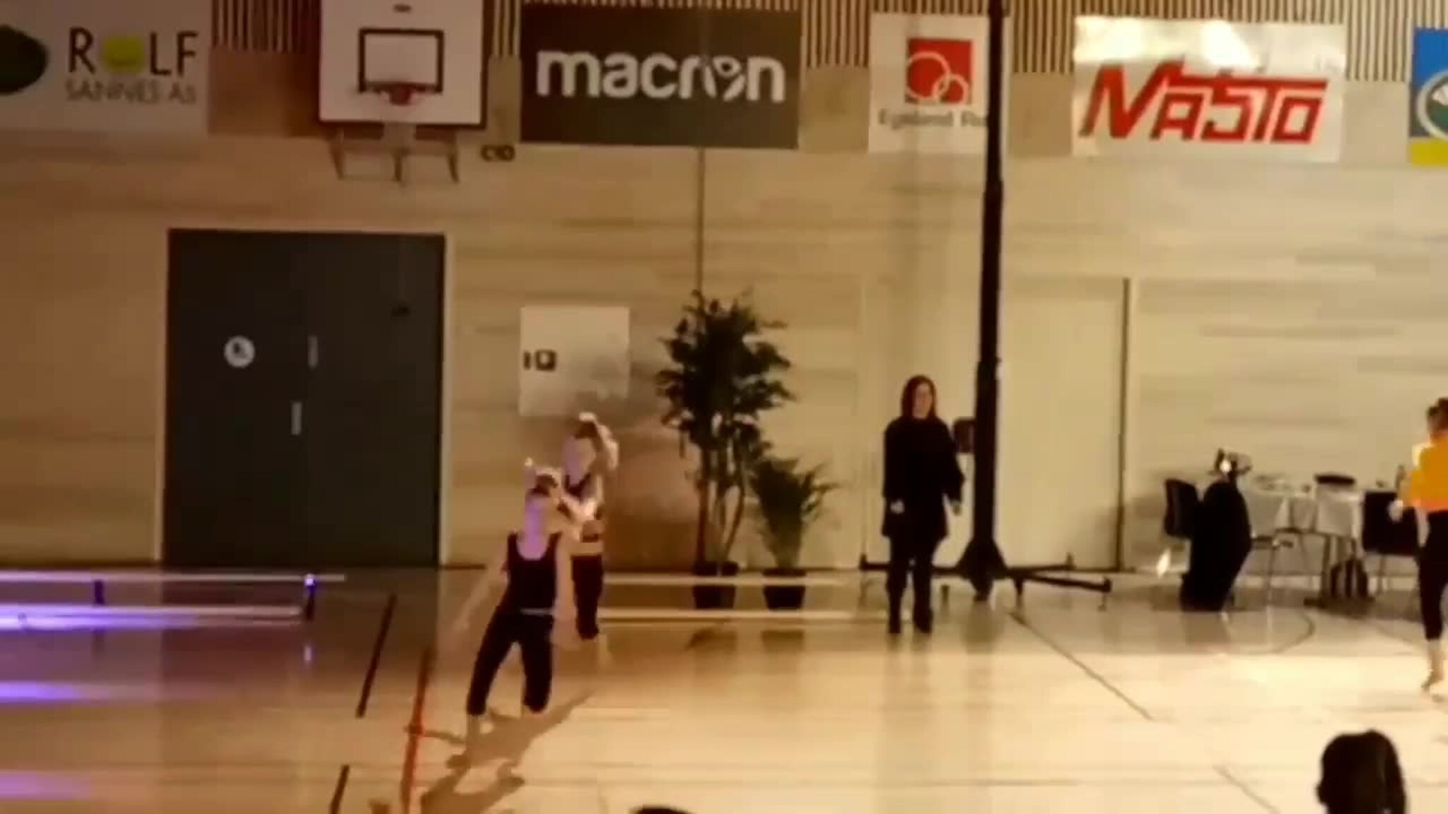 Anja og Katja Ochinniikova med sin finaleseier i dobbel åpen klasse under 14 år.