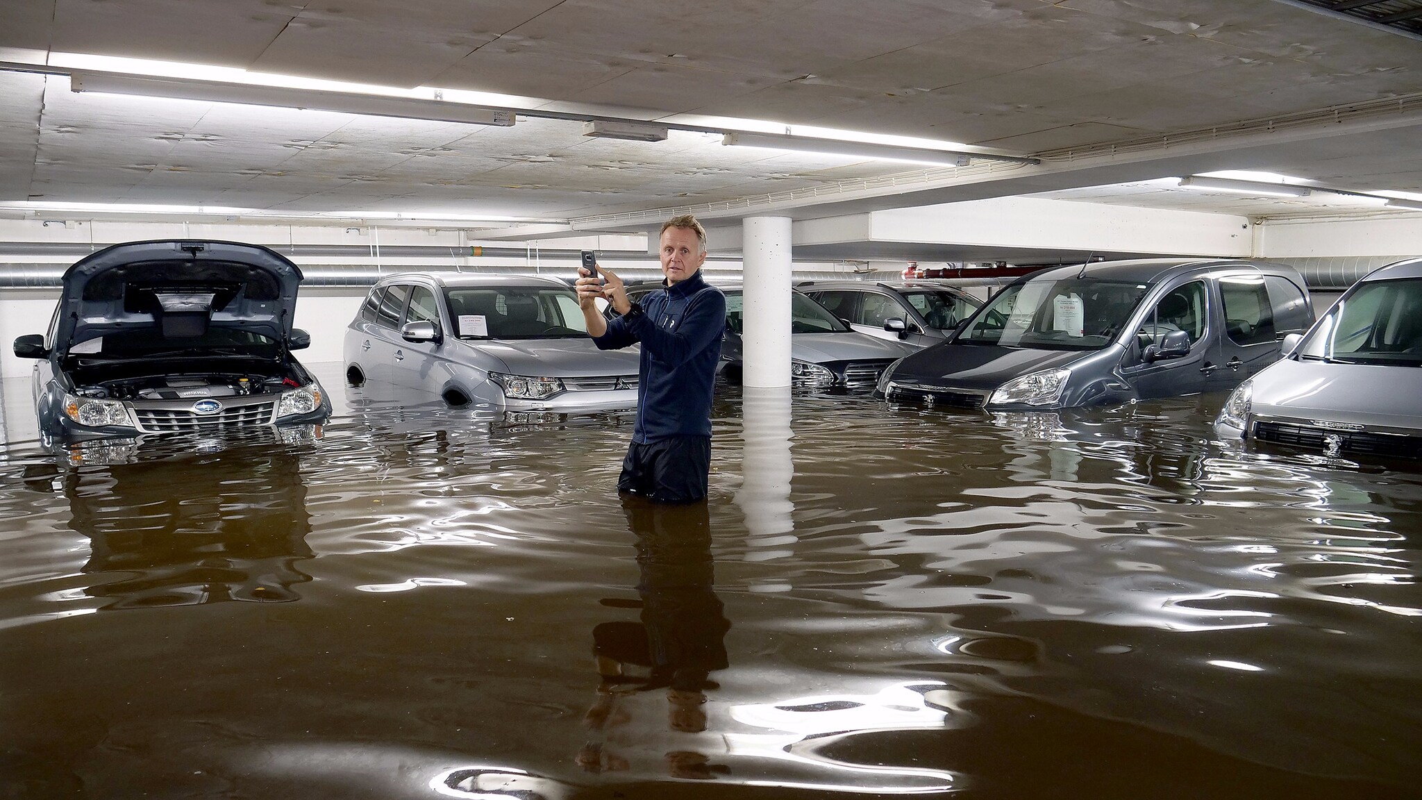 Biler til en verdi av fire millioner ødelagt i flommen