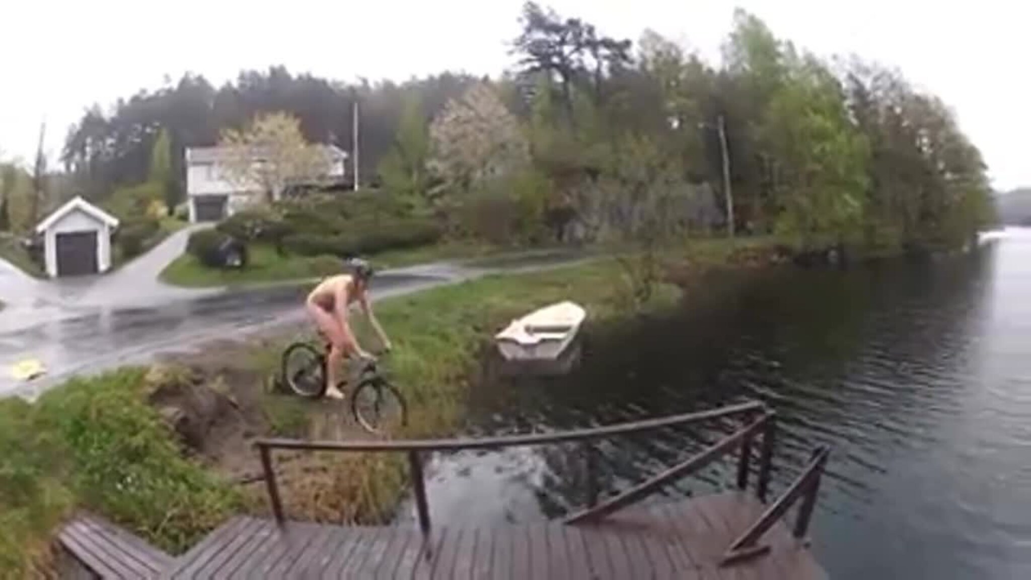 Nesten naken på sykkel ut i vannet