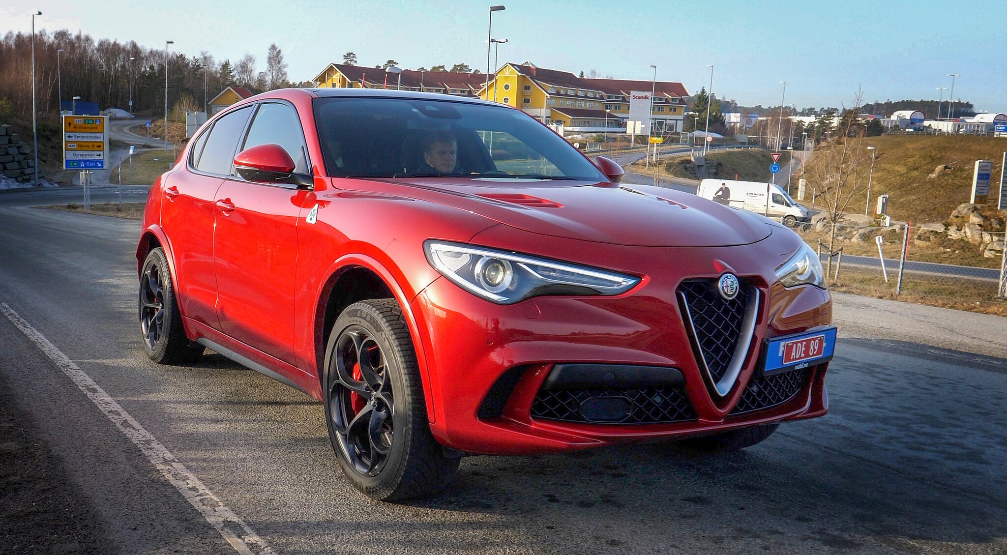 Se hvor rask Alfa Romeo Stelvio er fra 0-100 km´t