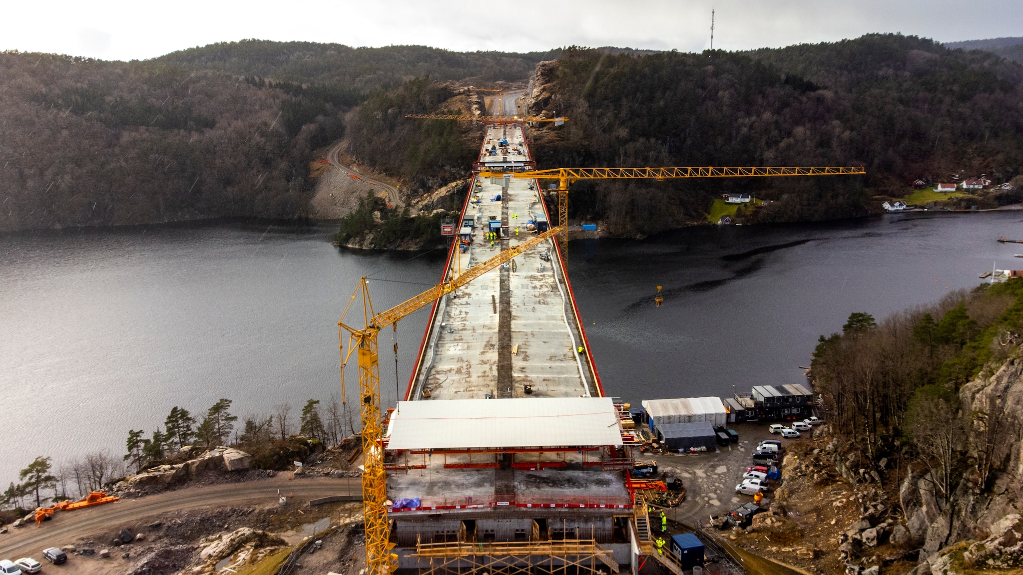 VIDEO: Her kobles Norges nest høyeste bro sammen