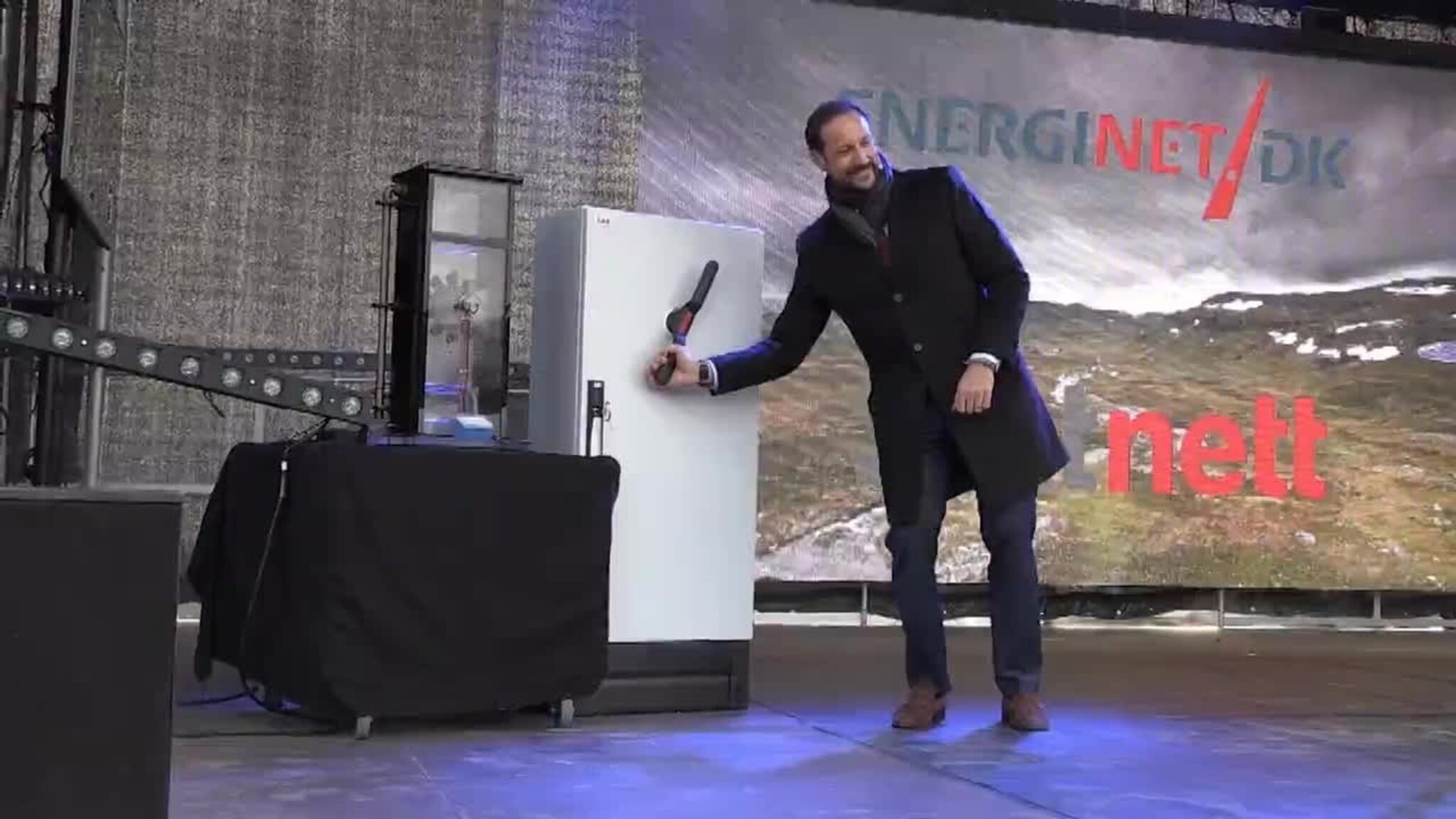 Her åpner kronprins Haakon sjøkabelen
