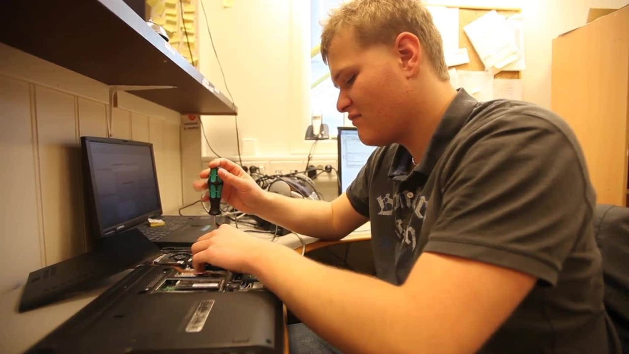Blinde Kristoffer fikser pc-er
