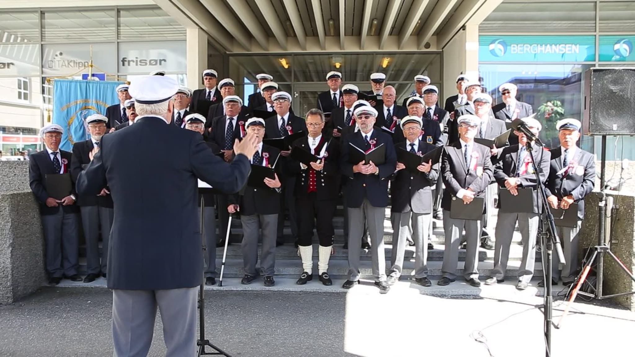 Se Kristiansand Handelsstands sangforening synge på 17. mai