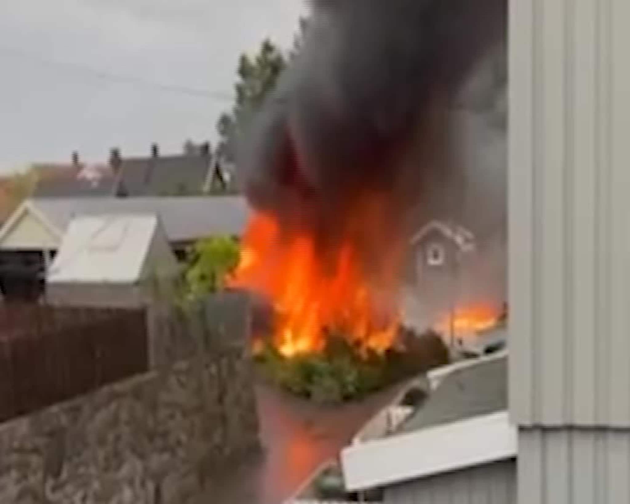 Fire biler i full fyr