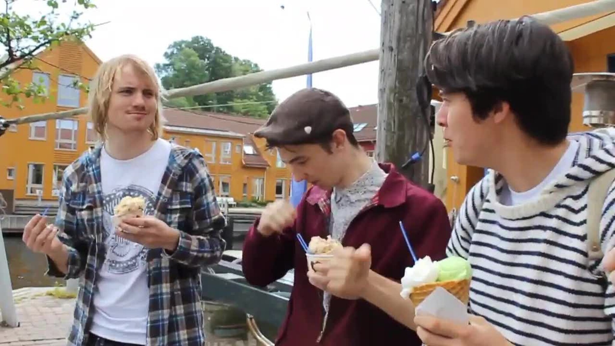 Honningbarna synger "Elleve mann med bein av stål"