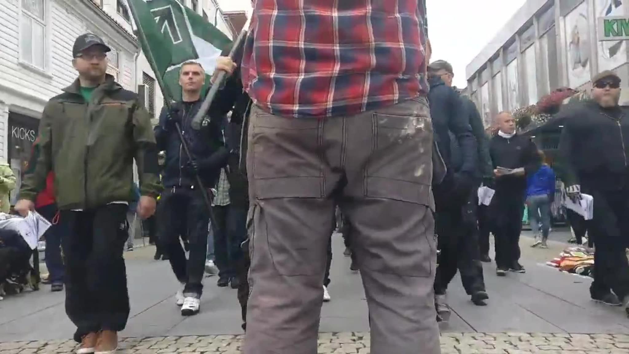 Nekter å flytte seg for nazistene - blir selv påsatt håndjern