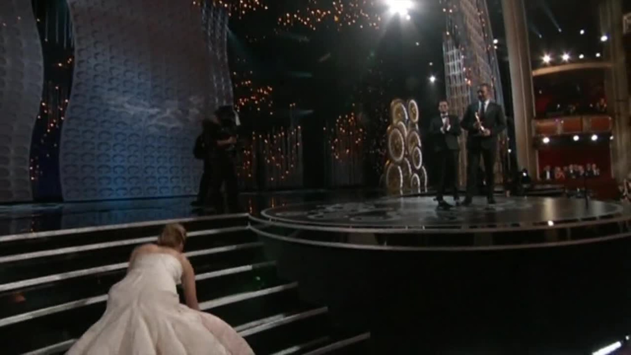 - Dere reiser dere fordi jeg snublet