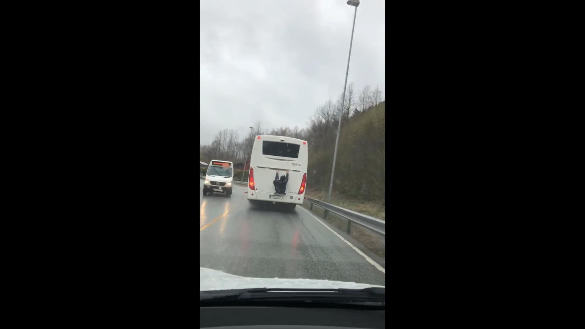 Her henger han bakpå på bussen