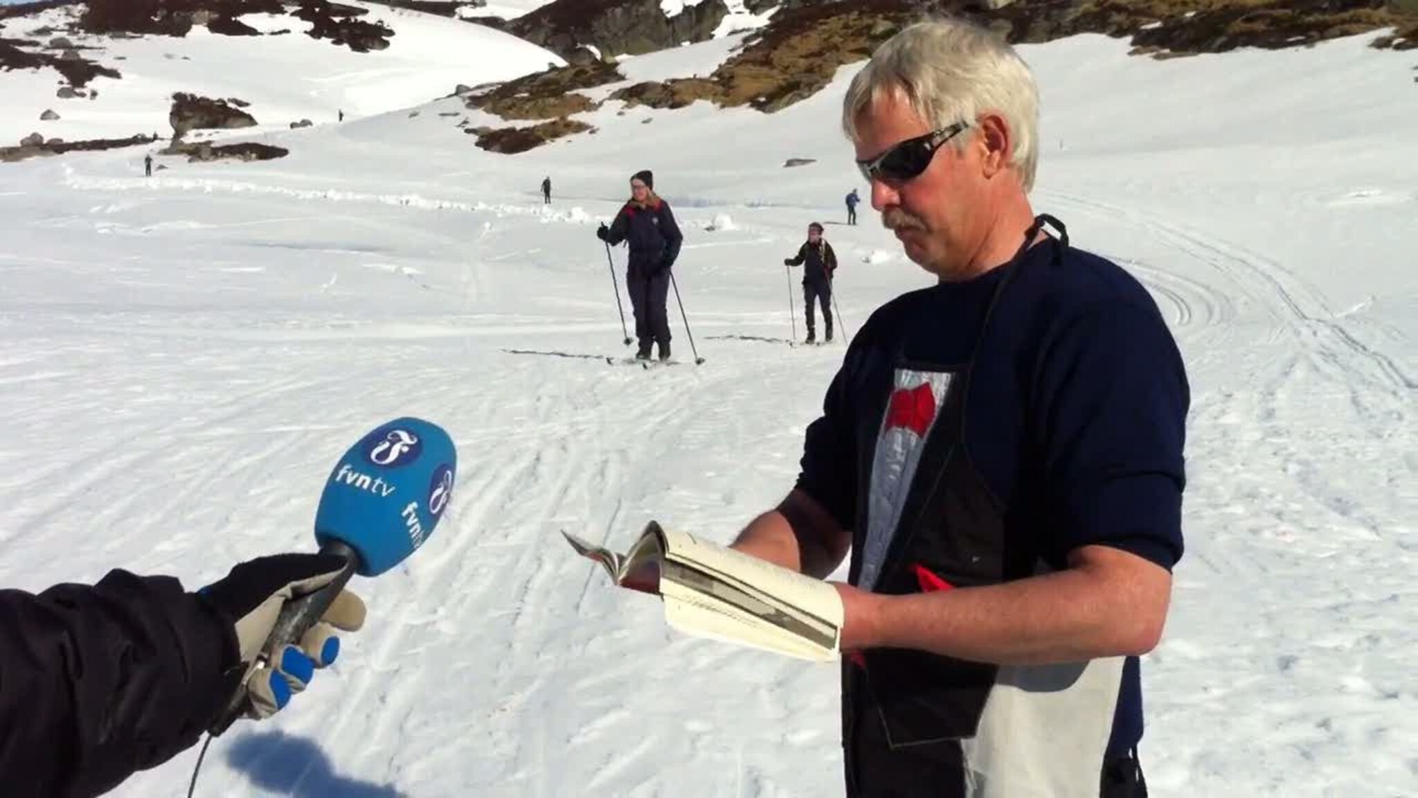 Se fjellpoeten lese dikt på vidda