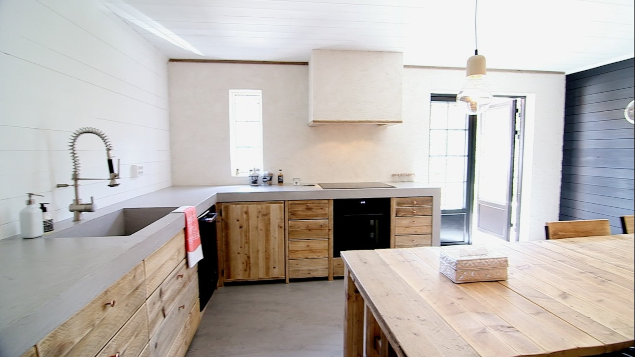 I dette huset har de innredet med møbler laget av gamle stillas