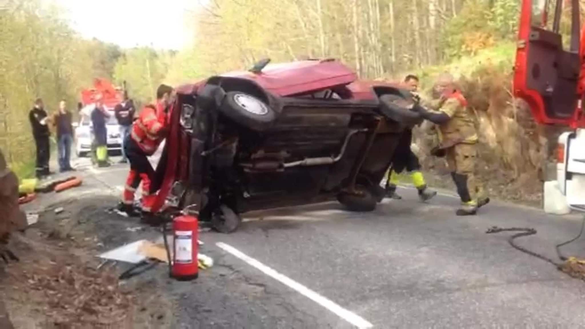 Brannvesenet velver bilen som havnet på taket