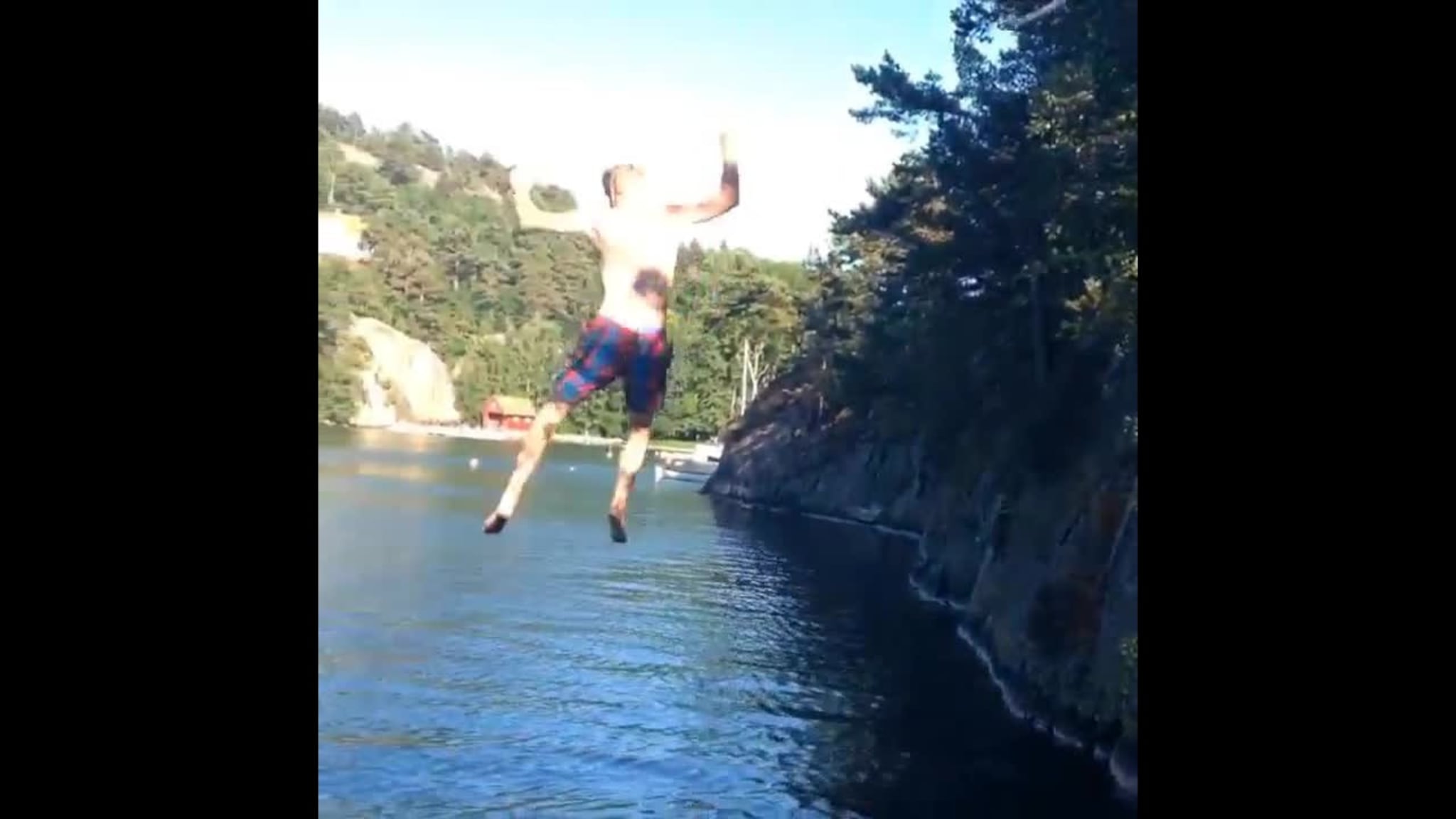 Hopper i vannet i ren Tarzan-stil