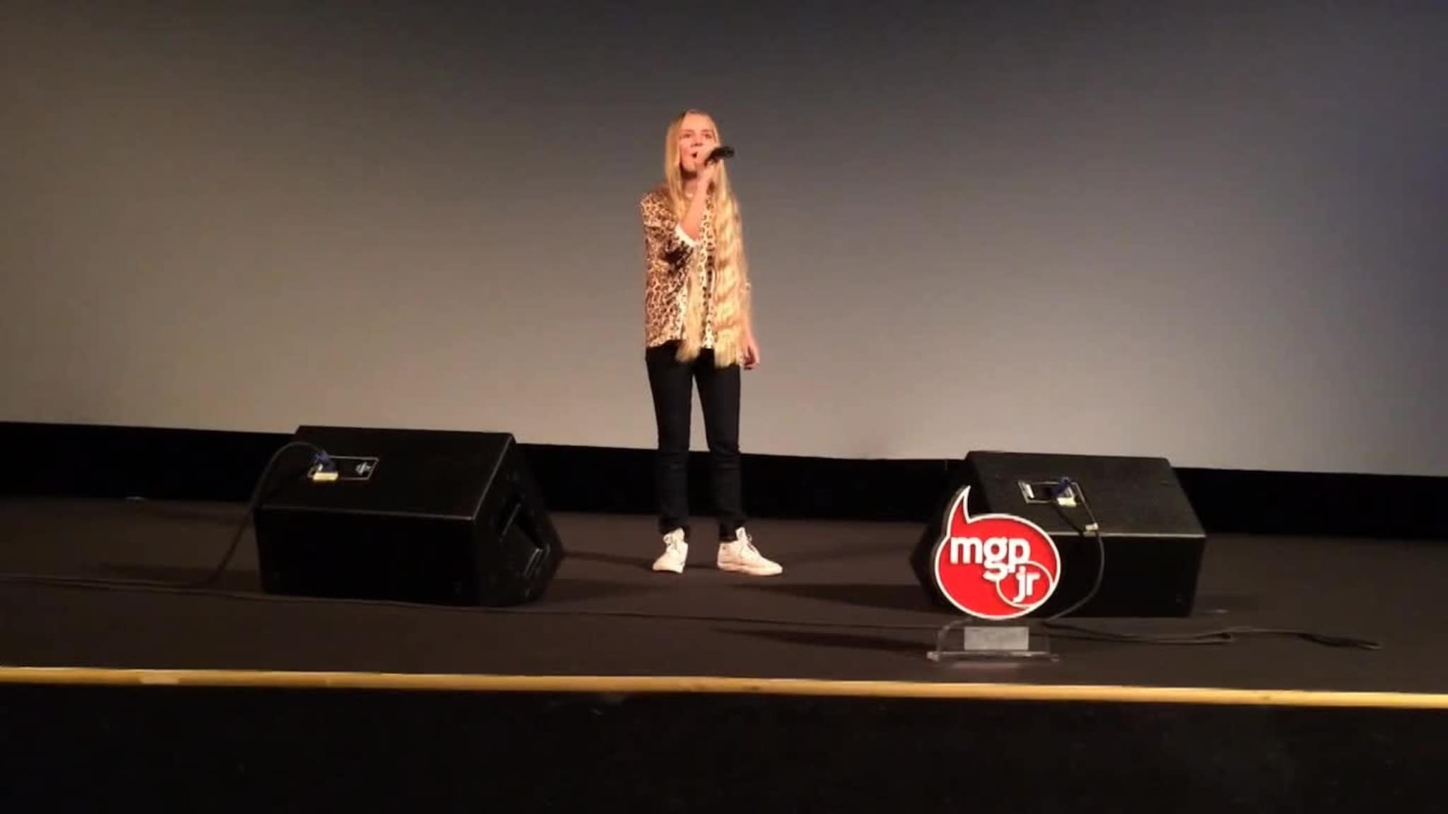 Mathea-Mari sang "#online"