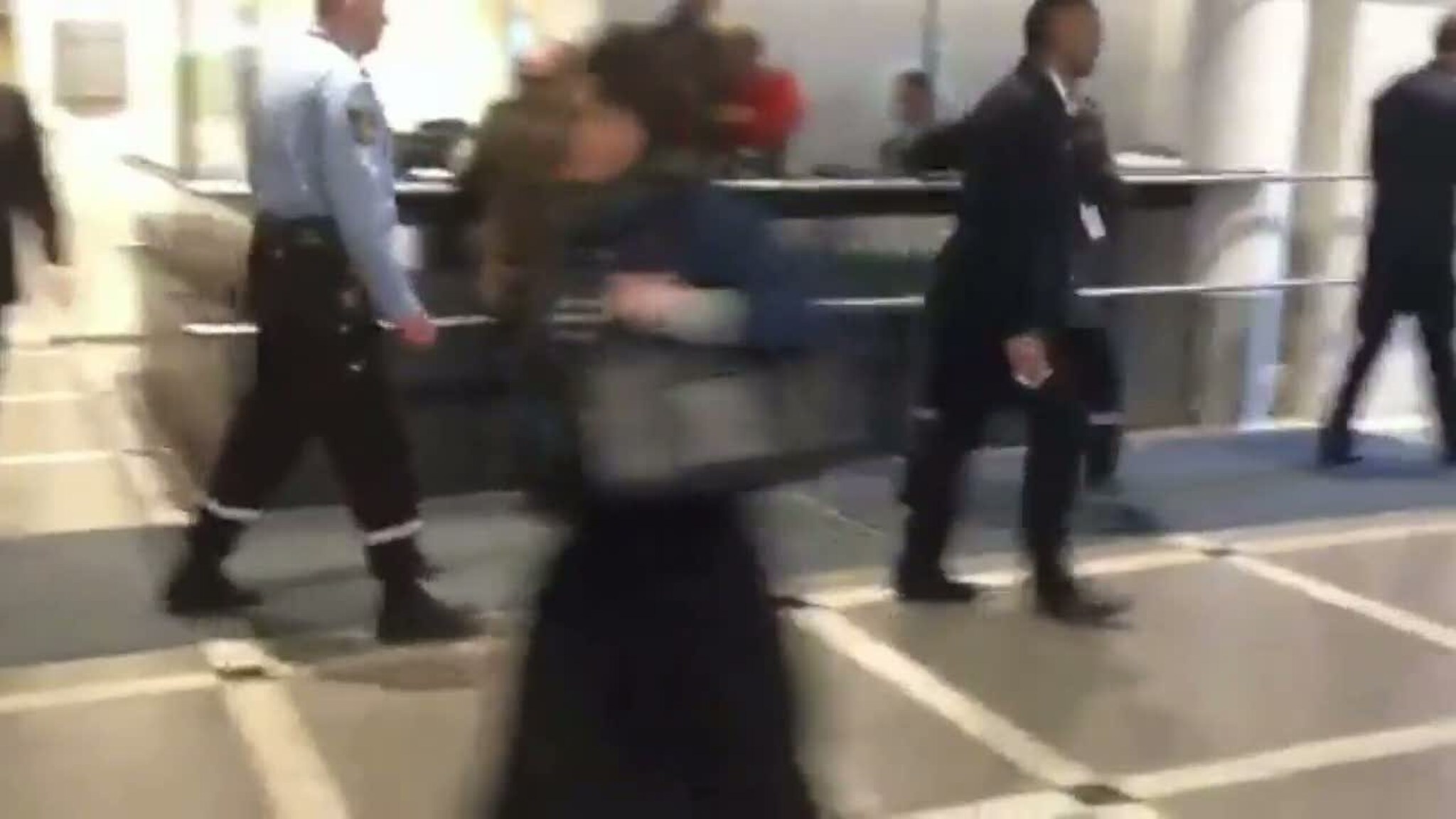 Her løper politiet ut for å slukke mannen som er i flammer