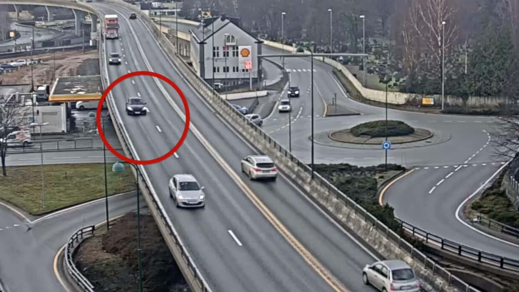 VIDEO: Personbil mister forhjulet på Vesterveibrua